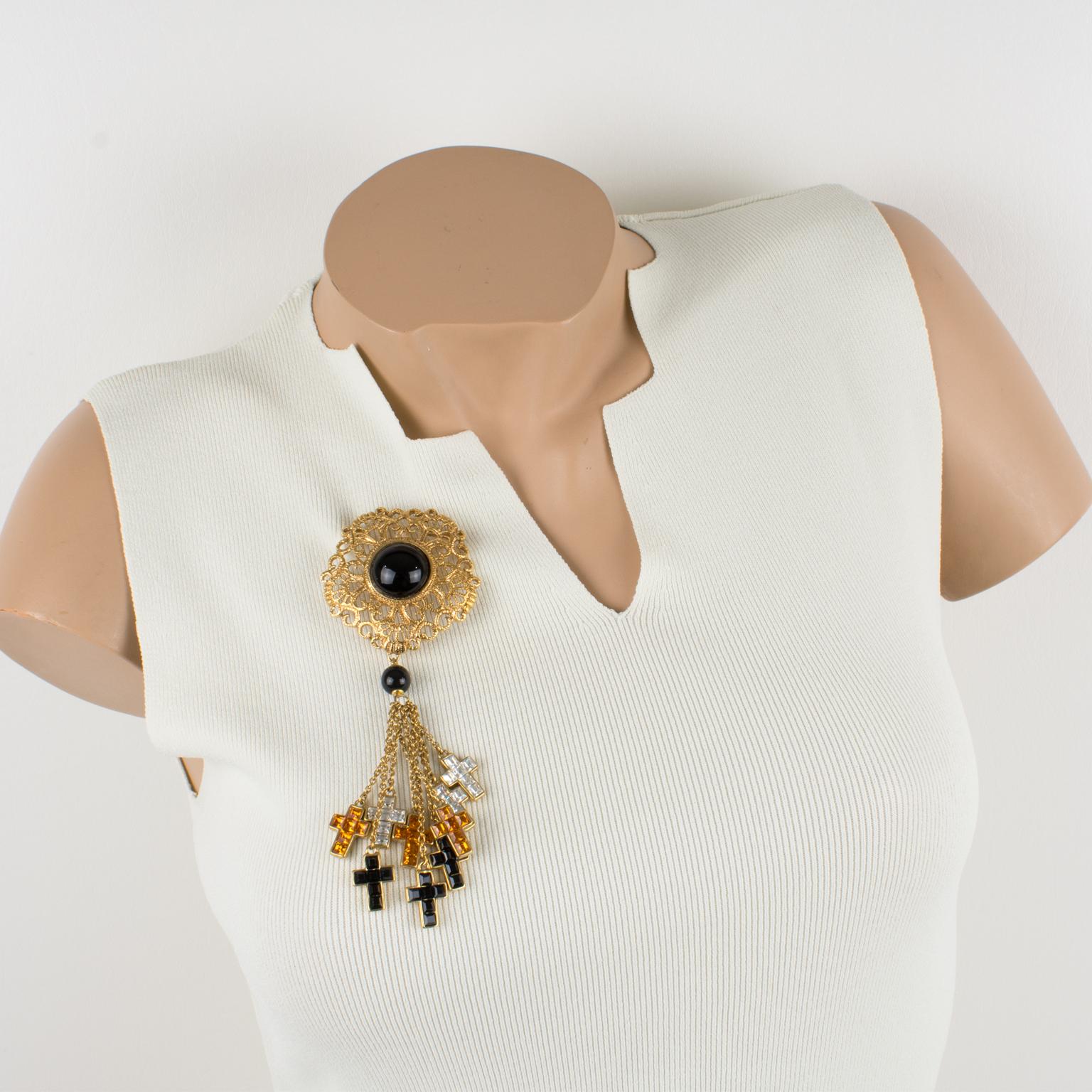 Este magnífico broche colgante de Valentino Garavani Couture ostenta un gran medallón de metal dorado tallado y transparente con forma de cúpula, rematado con un cabujón de cristal negro vertido. Esta rara pieza está adornada con cuentas negras de