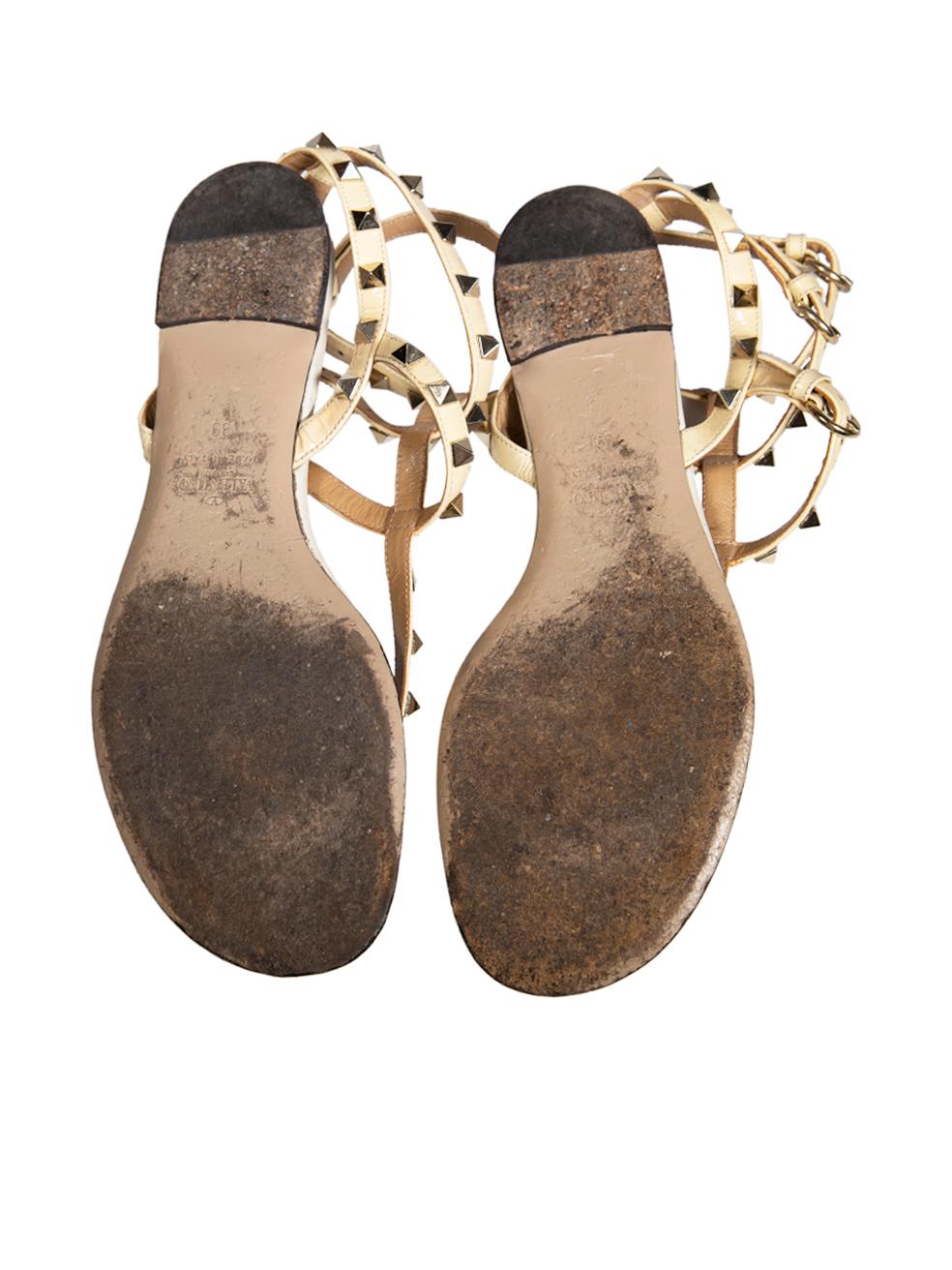 Women's Valentino Garavani Ecru Leather Rockstud Gladiator Sandals Size IT 39 For Sale