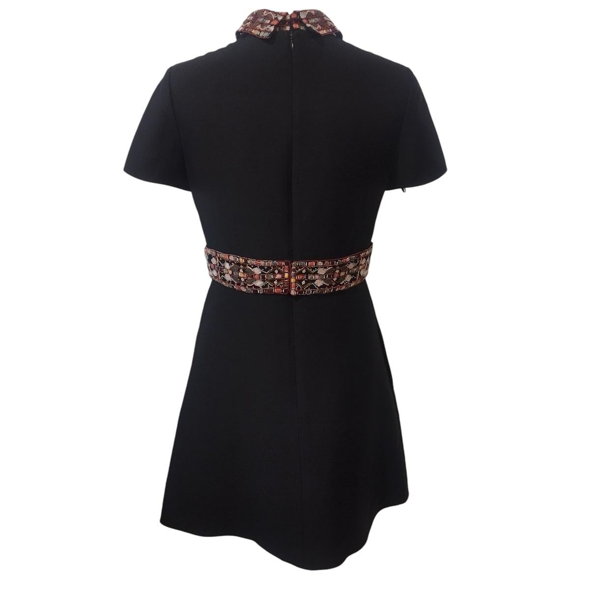 Magnífico Valentino dree
Lana (65%) y seda
Color negro
Manga corta
Bonito cuello y cinturón bordados con cuentas (ambos desmontables)
Longitud hombro/cuello cm 78 (30,7 pulgadas)
Hombro cm 36 (14,1 pulgadas)
Envío exprés a todo el mundo incluido en