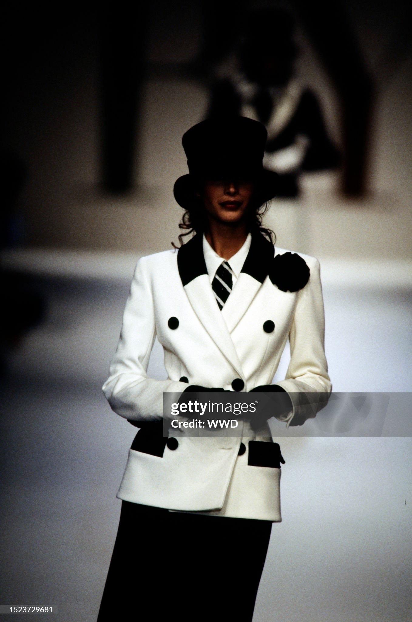 Valentino Garavani Autunno/Inverno 1993 Giacca avorio da passerella Vintage nuova con etichette in vendita 8