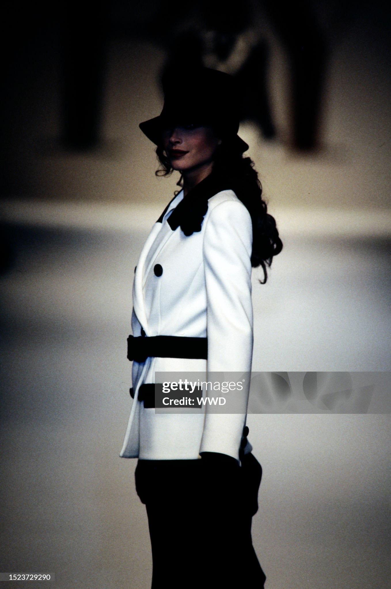 Valentino Garavani Autunno/Inverno 1993 Giacca avorio da passerella Vintage nuova con etichette in vendita 9