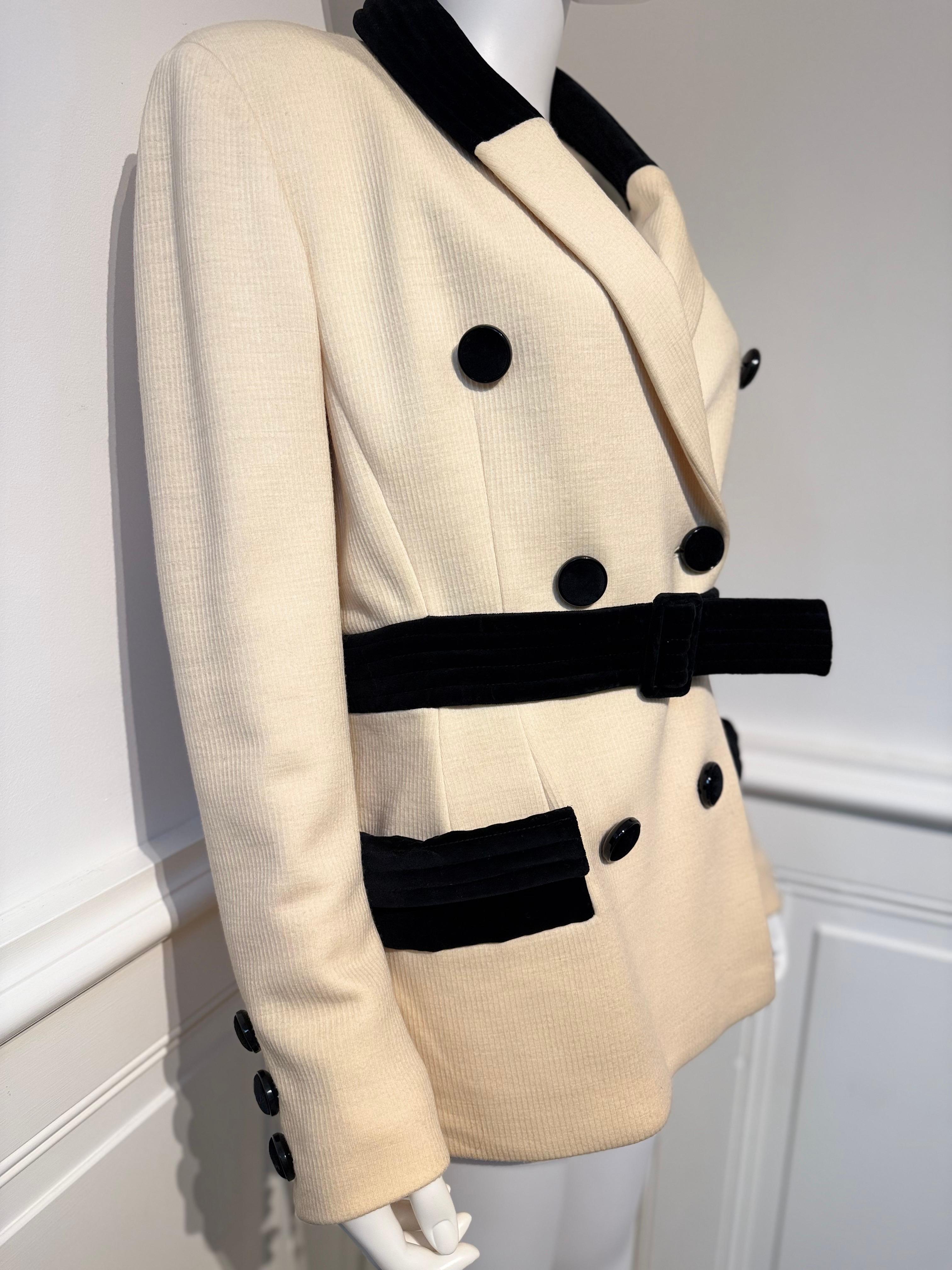 Valentino Garavani Boutique bellissima giacca avorio da passerella Autunno/Inverno 1993 presentata da Christy Turlington durante la sfilata. 
La taglia è 12.
Le misure sono:
Spalle: 45 cm
Petto: 48 cm
Vita: 42 cm
Lunghezza: 67 cm
Manica: 60