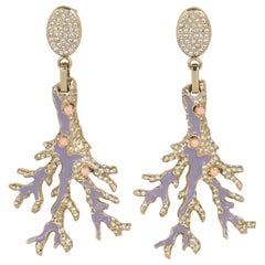 Valentino Garavani Vergoldete und lavendelfarbene Ohrringe mit Korallen-Cabochons
