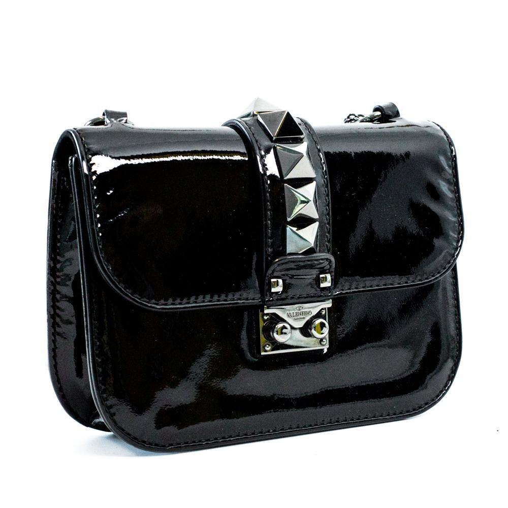 - Designer: VALENTINO GARAVANI
- Model: Glamlock
- Condition: Very good condition. 
- Accessories: Dustbag
- Measurements: Width: 20cm, Height: 15cm, Depth: 6cm, Strap: 130cm
- Exterior Material: Patent leather
- Exterior Color: Black
- Interior