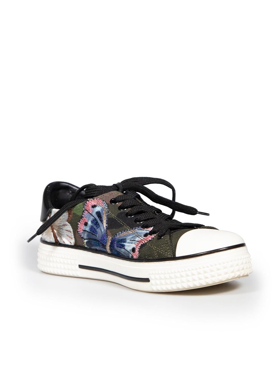 CONDITION is Very good. Minimal wear to shoes is evident. Minimal wear to both shoe rubber outsoles with marks on this used Valentino designer resale item.
 
 
 
 Details
 
 
 Green
 
 Cloth textile
 
 Trainers
 
 Camouflage pattern
 
 Embroidered