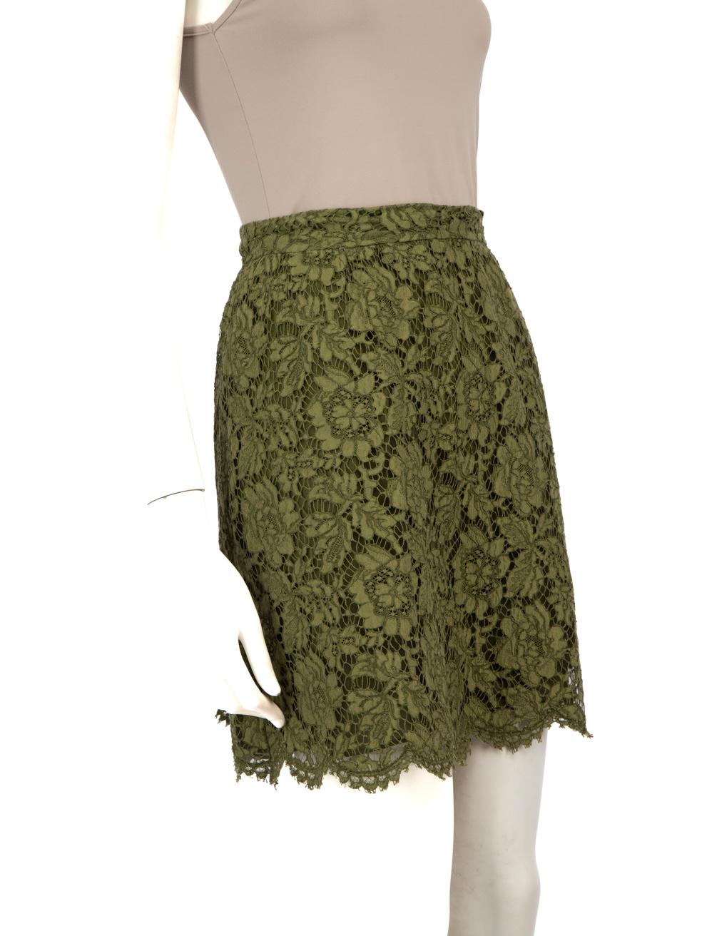 CONDITION is Very Good. Hardly any visible wear to the skirt is evident on this used Valentino Garavani designer resale item.



Details


Green

Cotton lace

Skirt

A-line

Floral

Side zip and hook fastening





Made in Italy



Composition

77%