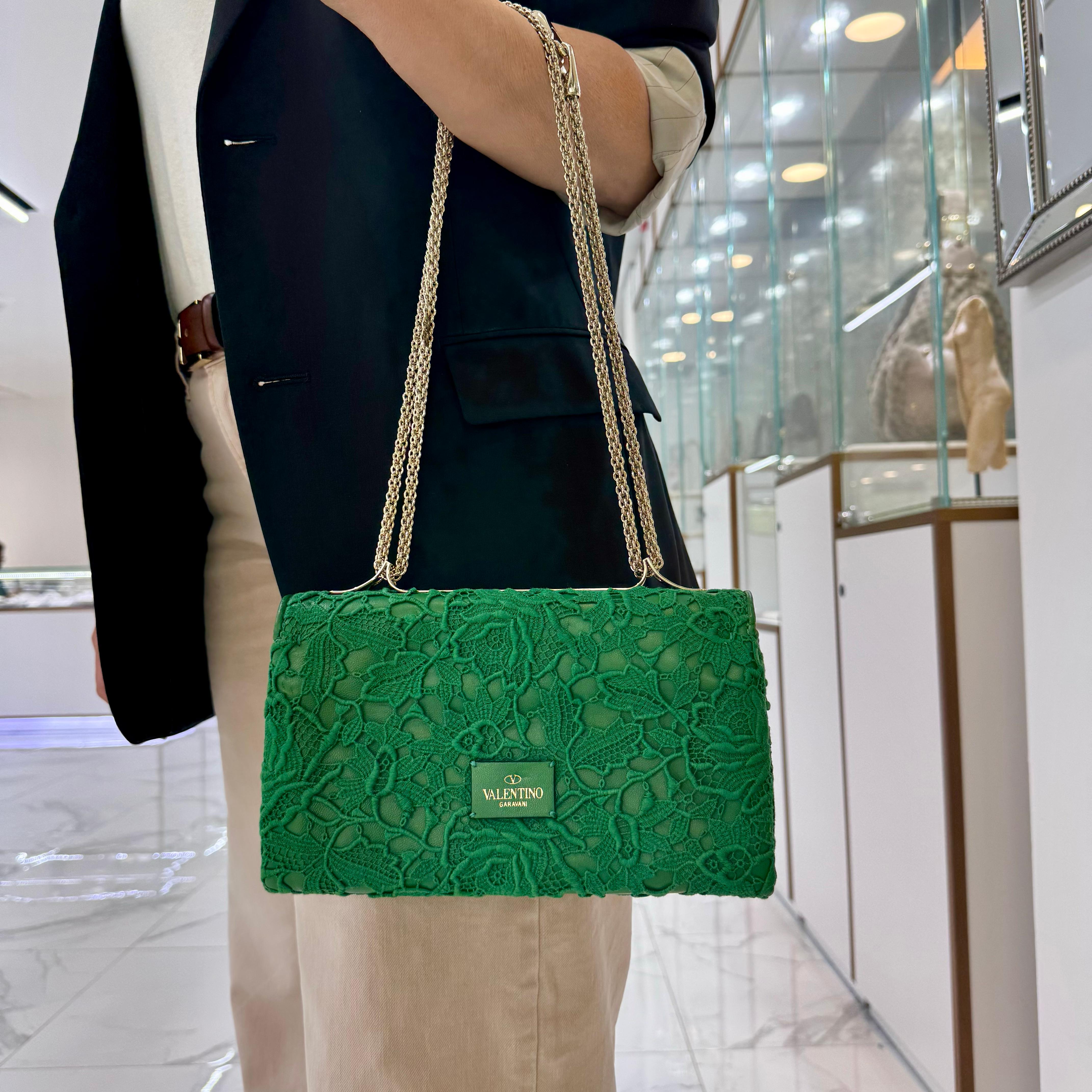 Valentino Garavani sac à main porté épaule Rockstud en cuir vert en vente 7