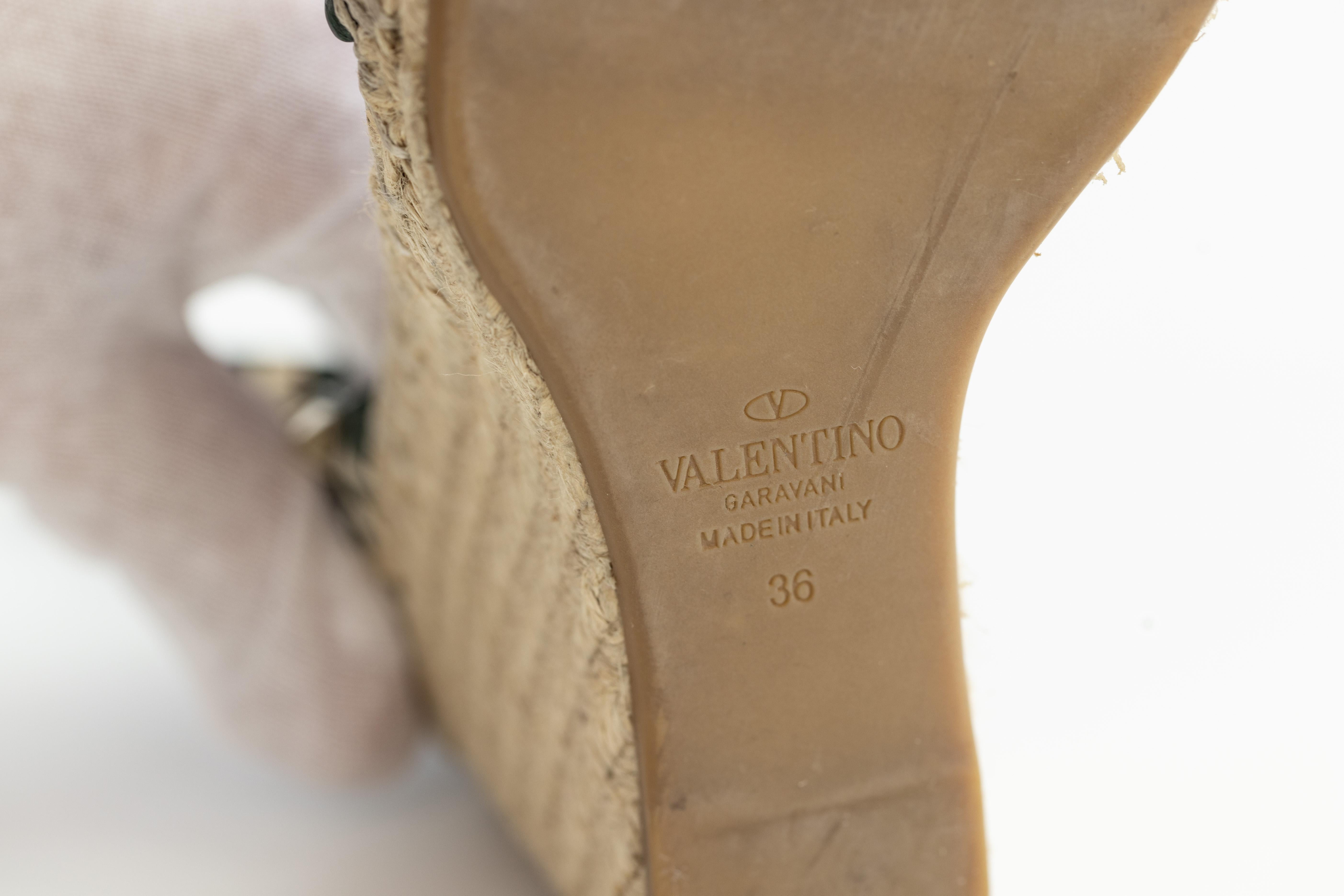 Valentino Garavani Espadrilles compensées Rockstud en cuir vert (EU 36) en vente 1