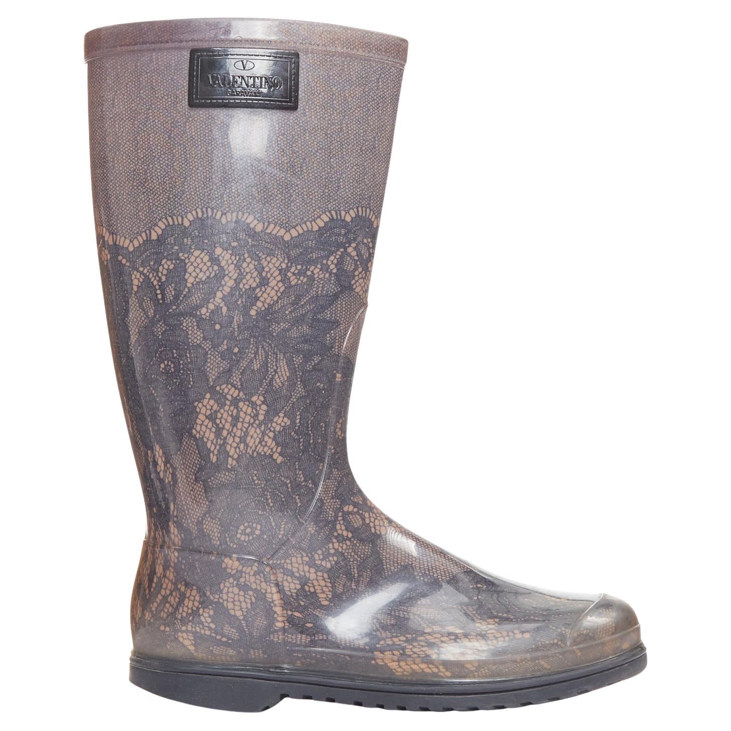 Valentino Garavani bottes de pluie en caoutchouc imprimé dentelle gris nude EU39 en vente