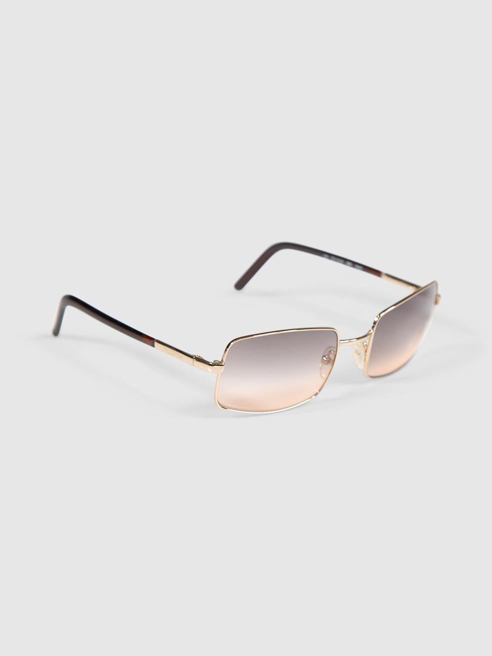 El ESTADO es Muy bueno. Se aprecia un desgaste mínimo en las gafas de sol. Desgaste mínimo en ambas lentes con pequeños arañazos en este artículo de segunda mano del diseñador Valentino. Viene con funda.
 

 

 

 Detalles
 

 

 Multicolor- gris,