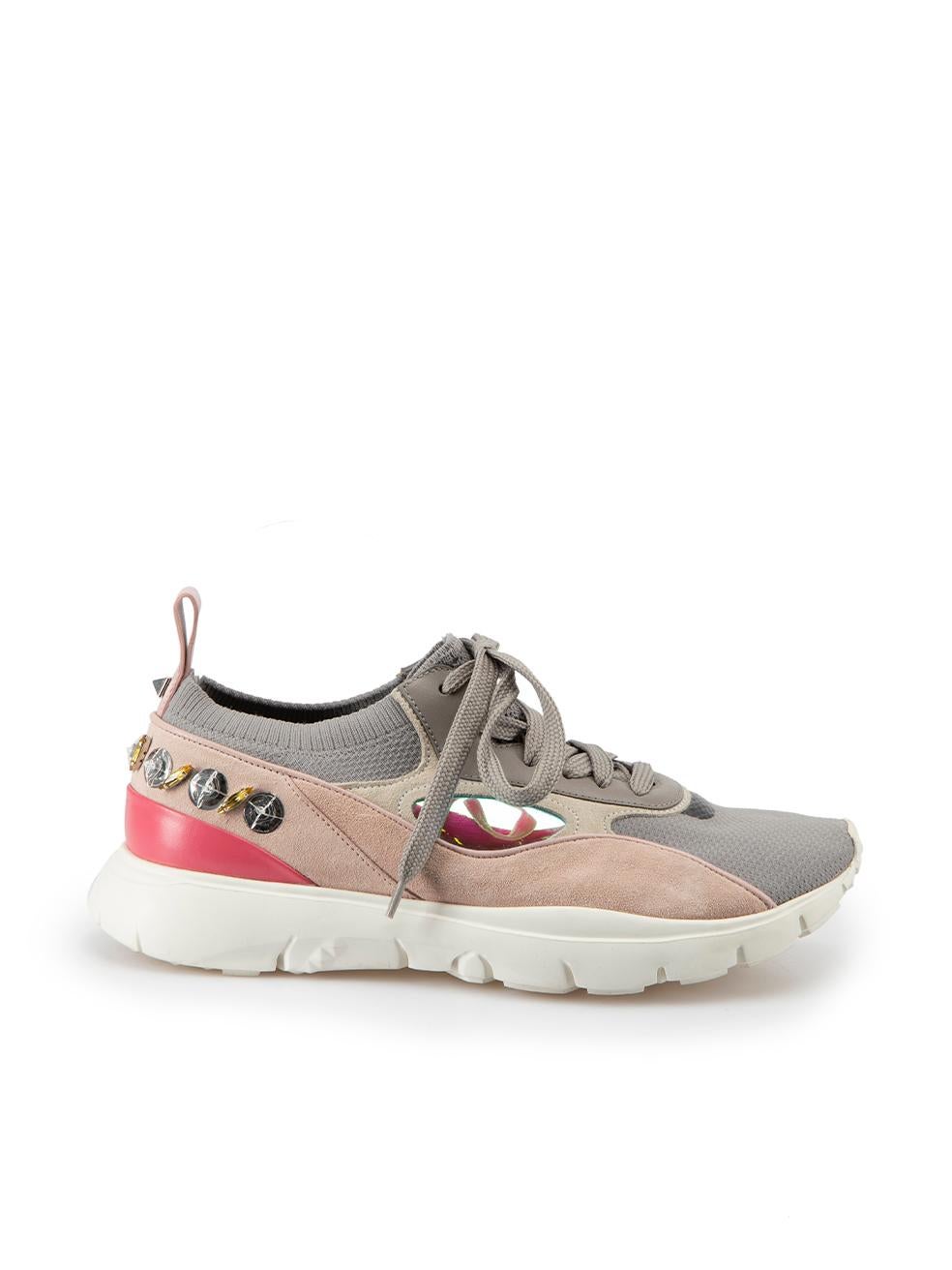 L'ÉTAT est très bon. L'usure minimale des chaussures est évidente. Usure minimale des panneaux en daim sur les deux chaussures avec une décoloration mineure sur cet article de revente de designer Valentino utilisé.
 

 

 

 Détails
 

 

 Gris
 

