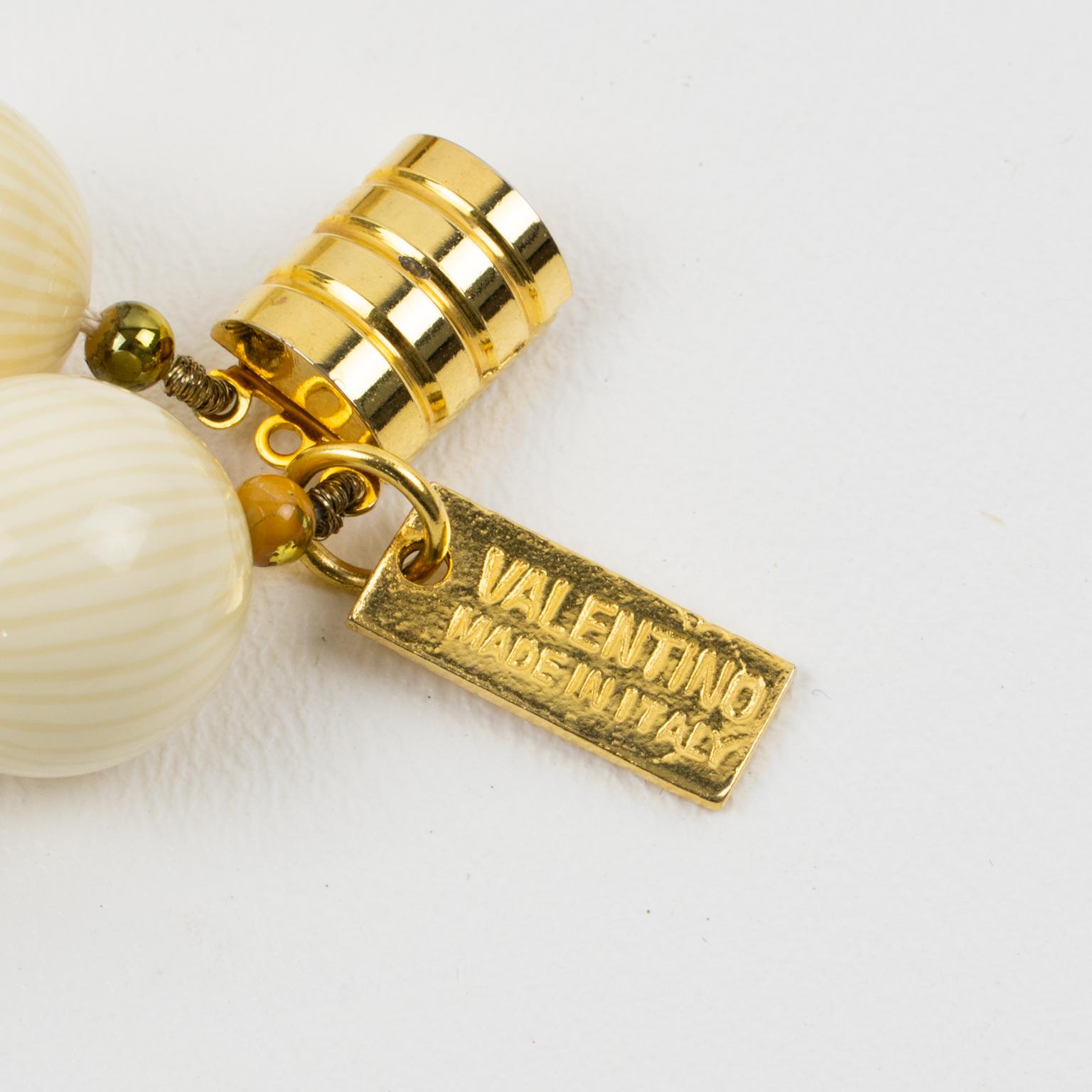 Valentino Garavani Collier ras du cou haute couture en perles avec breloques en vente 5