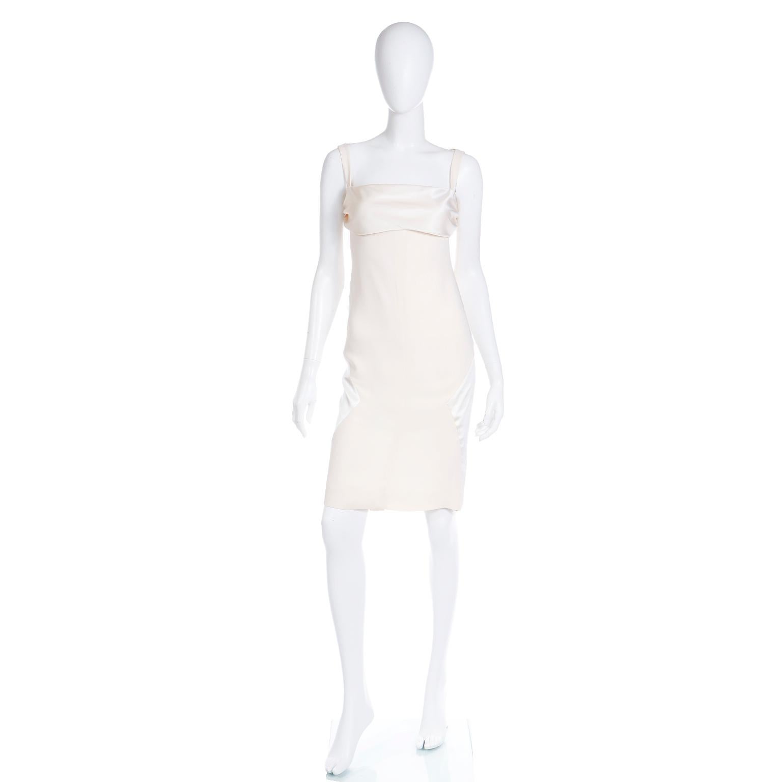 We adore Valentino Garavani dresses and this stunning ivory evening dress is no exception. Made from a matte silk blend crepe and 100% silk charmeuse, this dress is the epitome of quiet luxury and elegance.

The dress features silk charmeuse
