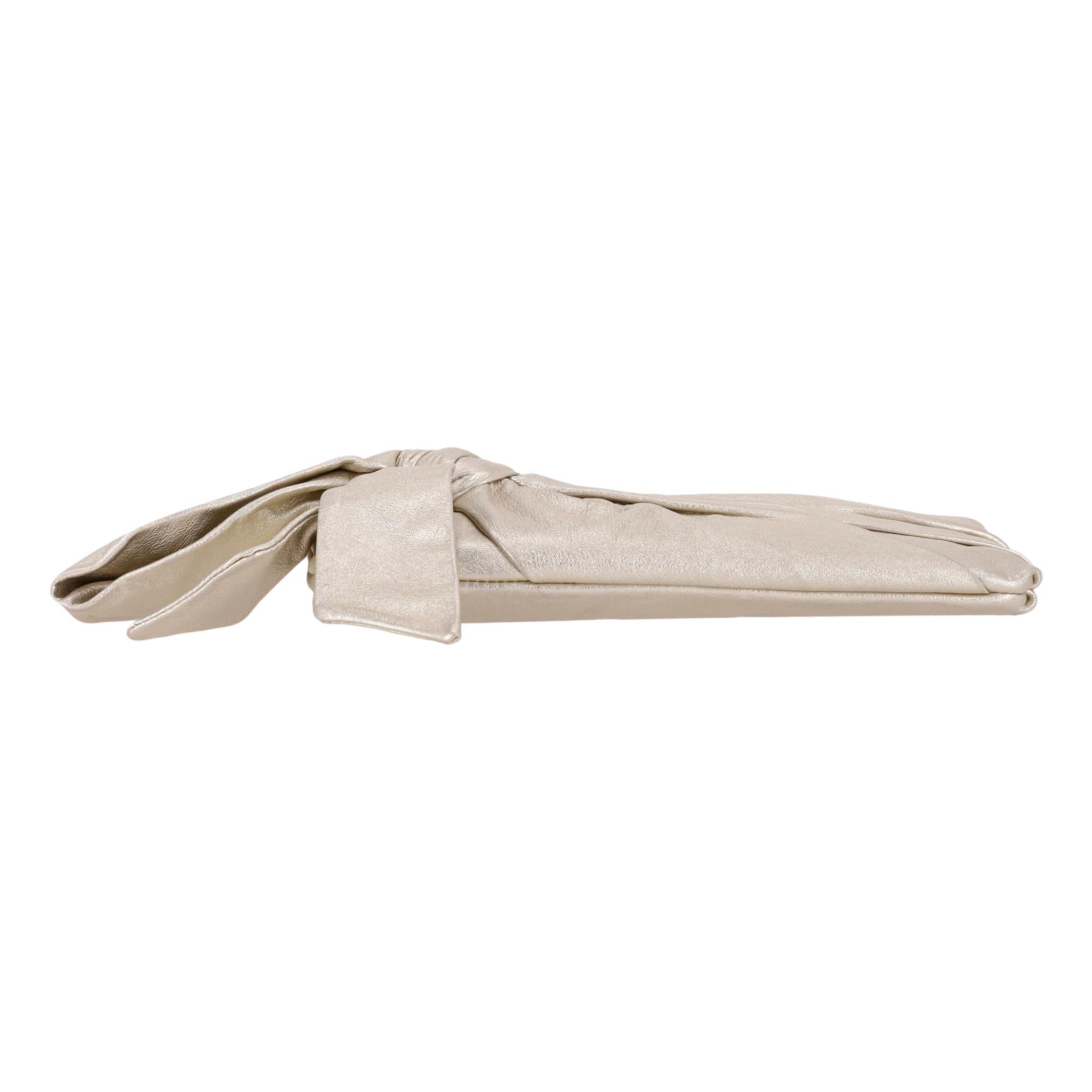 Valentino Garavani Leather Bow Clutch In Good Condition For Sale In London, GB