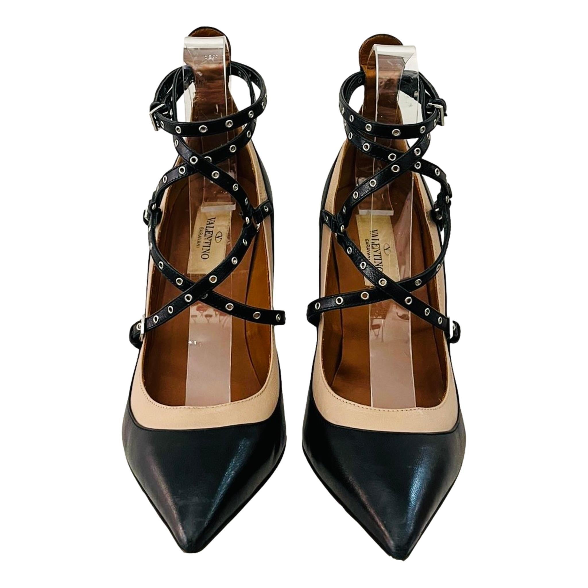 Valentino Garavani Leather Love Latch Heels

Black pumps crafted in smooth leather with beige trim.

Detailed with cage leather strap lined with silver eyelets, pointed toe and stiletto heel.

Rrp Approx. £780

Size – 36.5

Condition –Good (Signs of