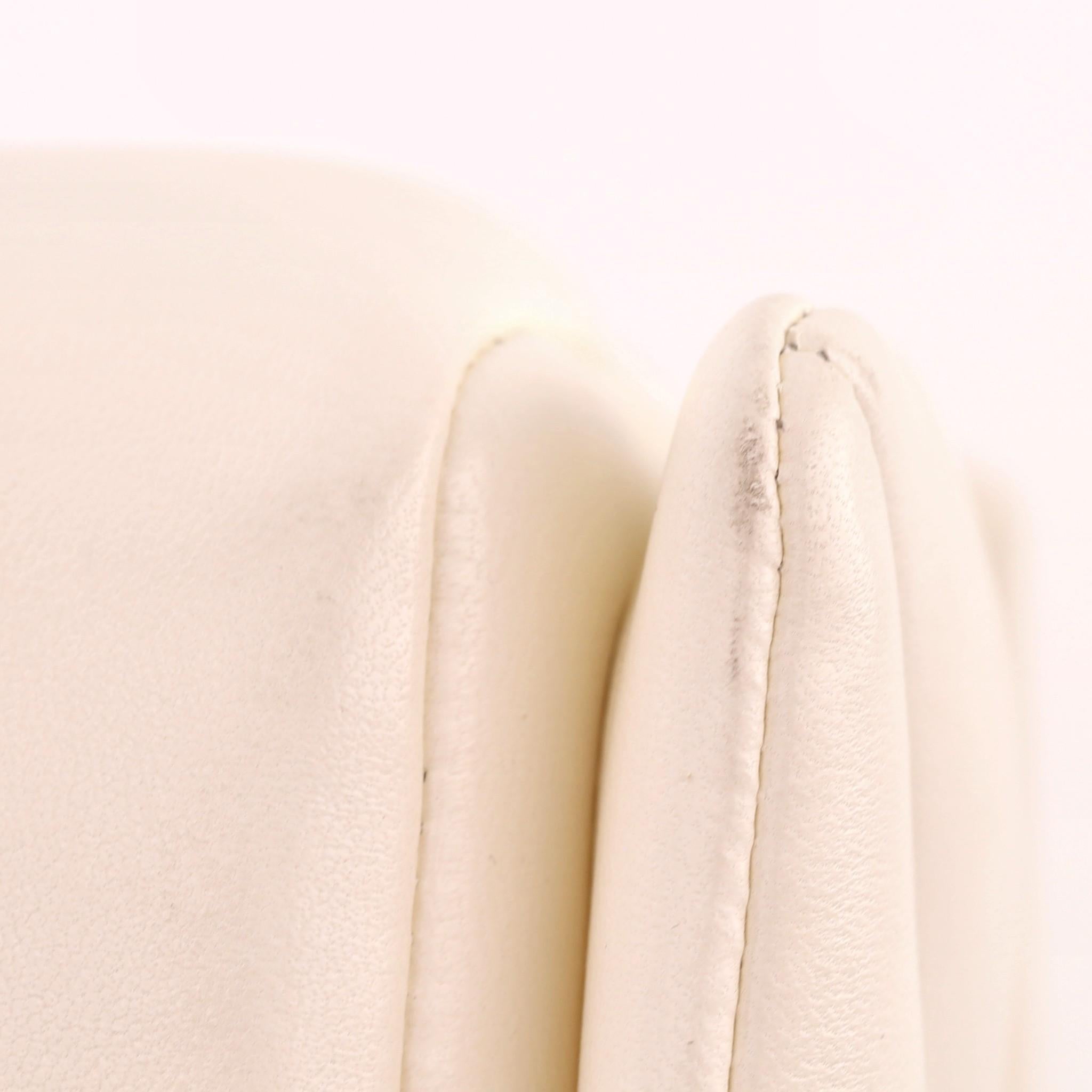 Sac à main Valentino Garavani en cuir avec clous en vente 6