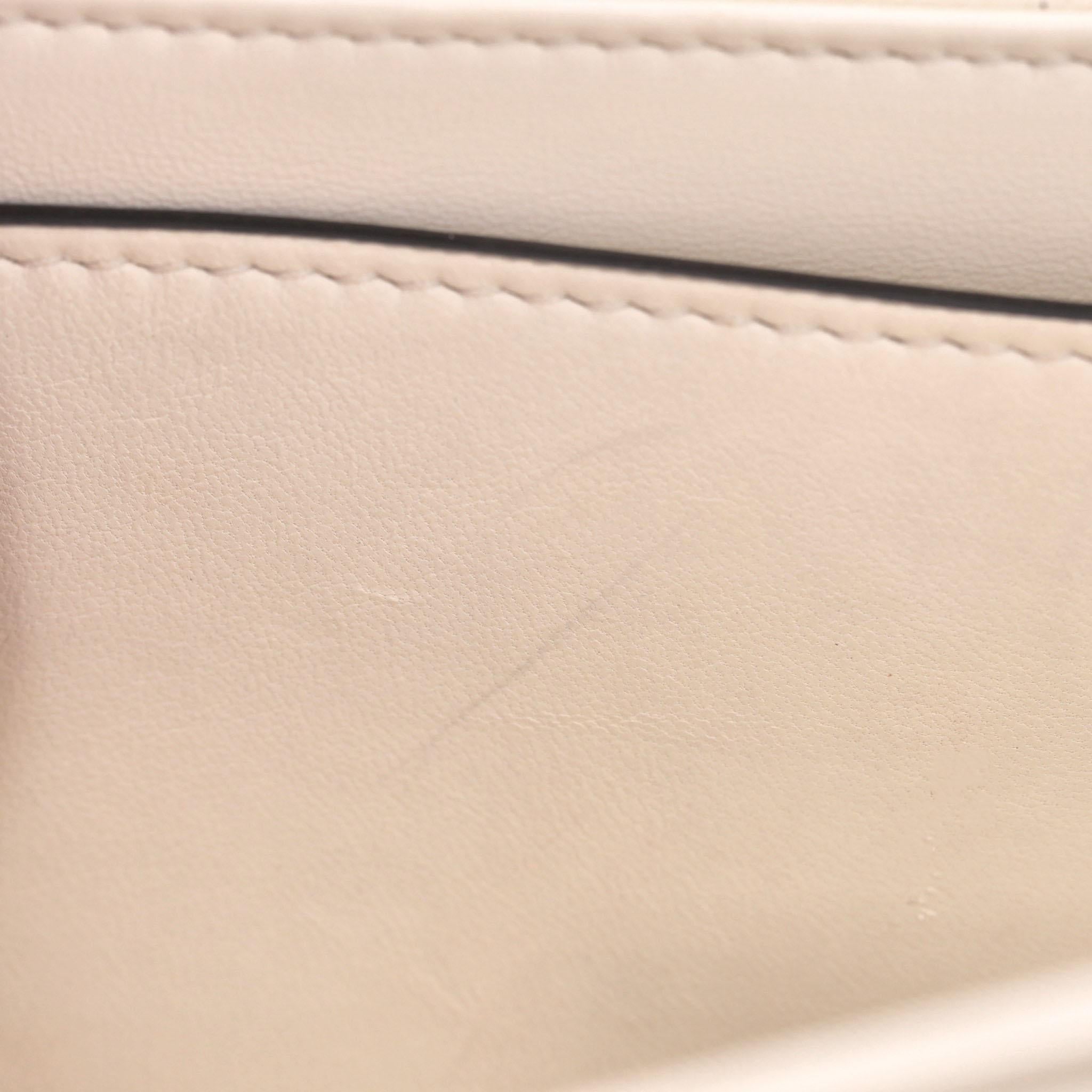Sac à main Valentino Garavani en cuir avec clous en vente 7