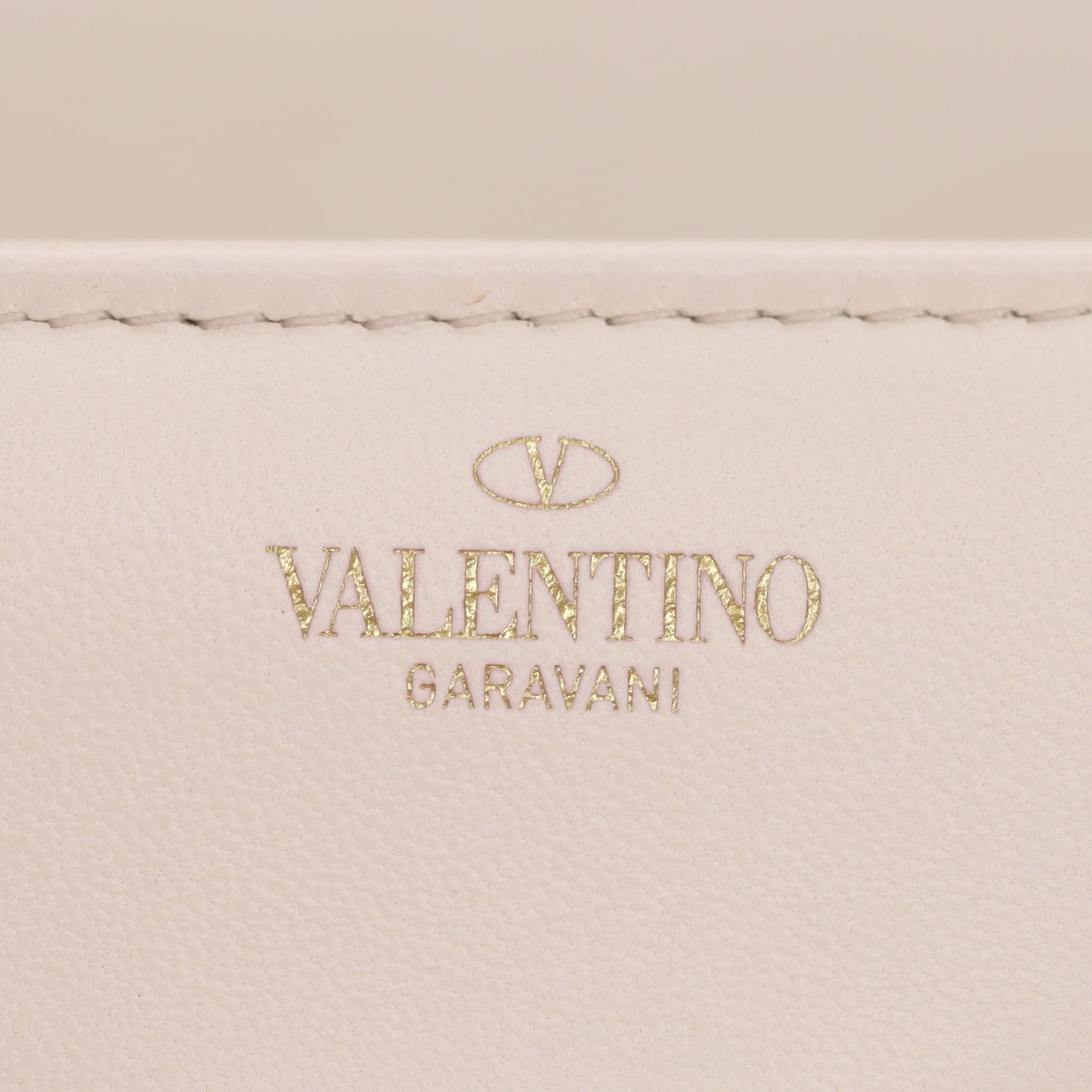 Sac à main Valentino Garavani en cuir avec clous en vente 4