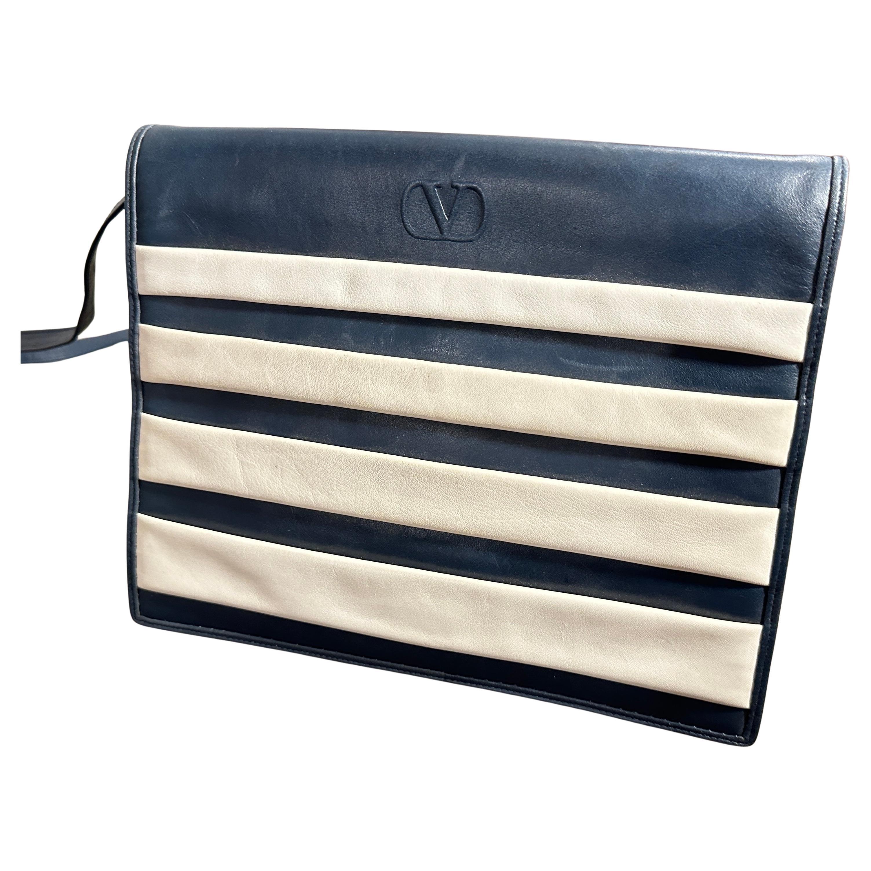 Trasmetti la raffinatezza chic della Riviera italiana con questa accattivante borsa a tracolla anni '80 