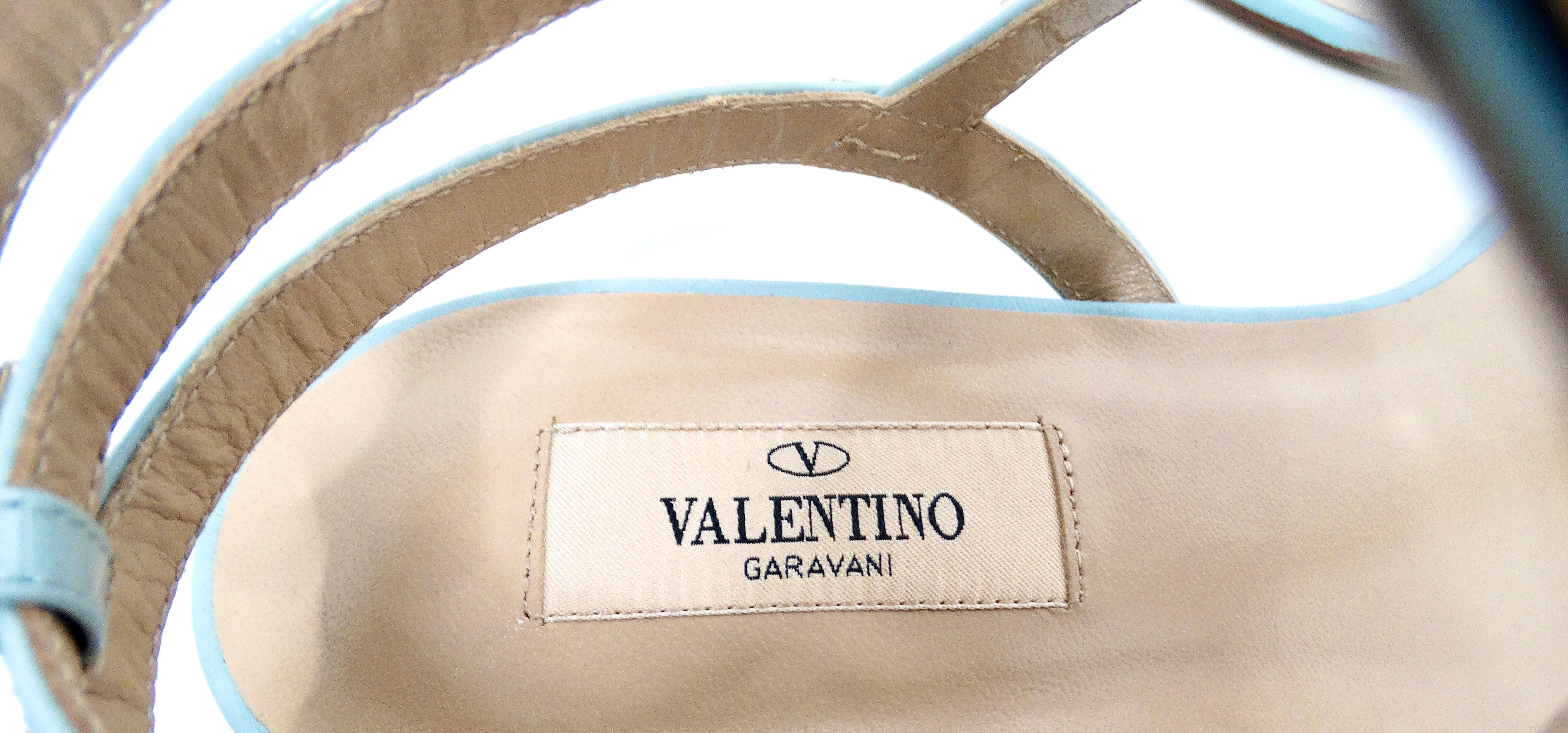 Valentino Garavani Light Blue Rockstud Flat Patent Leather Sandals In Good Condition For Sale In Scottsdale, AZ
