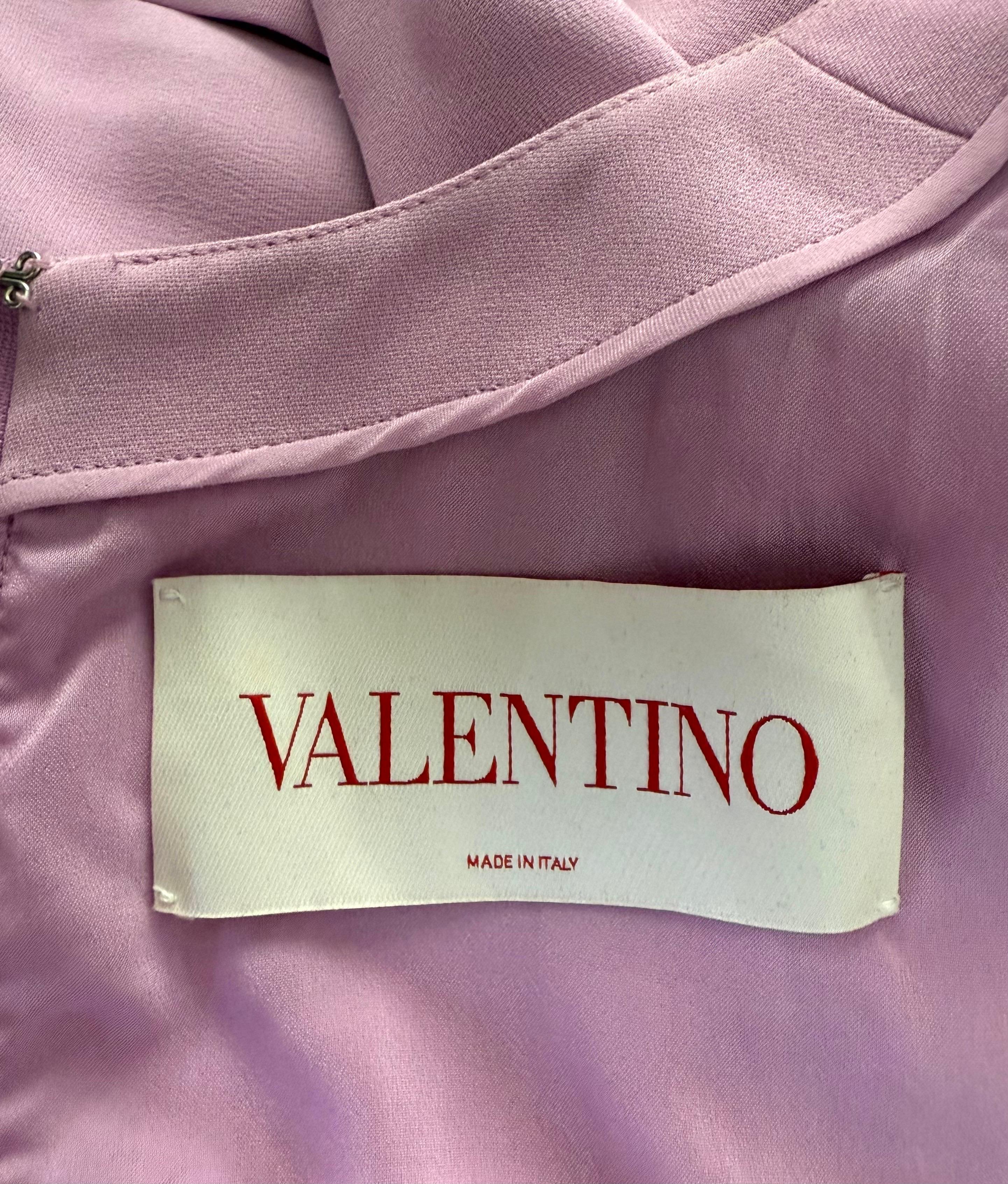 Valentino Garavani - Tuta a gamba larga in seta e lino con bordi di piume color lilla in vendita 8
