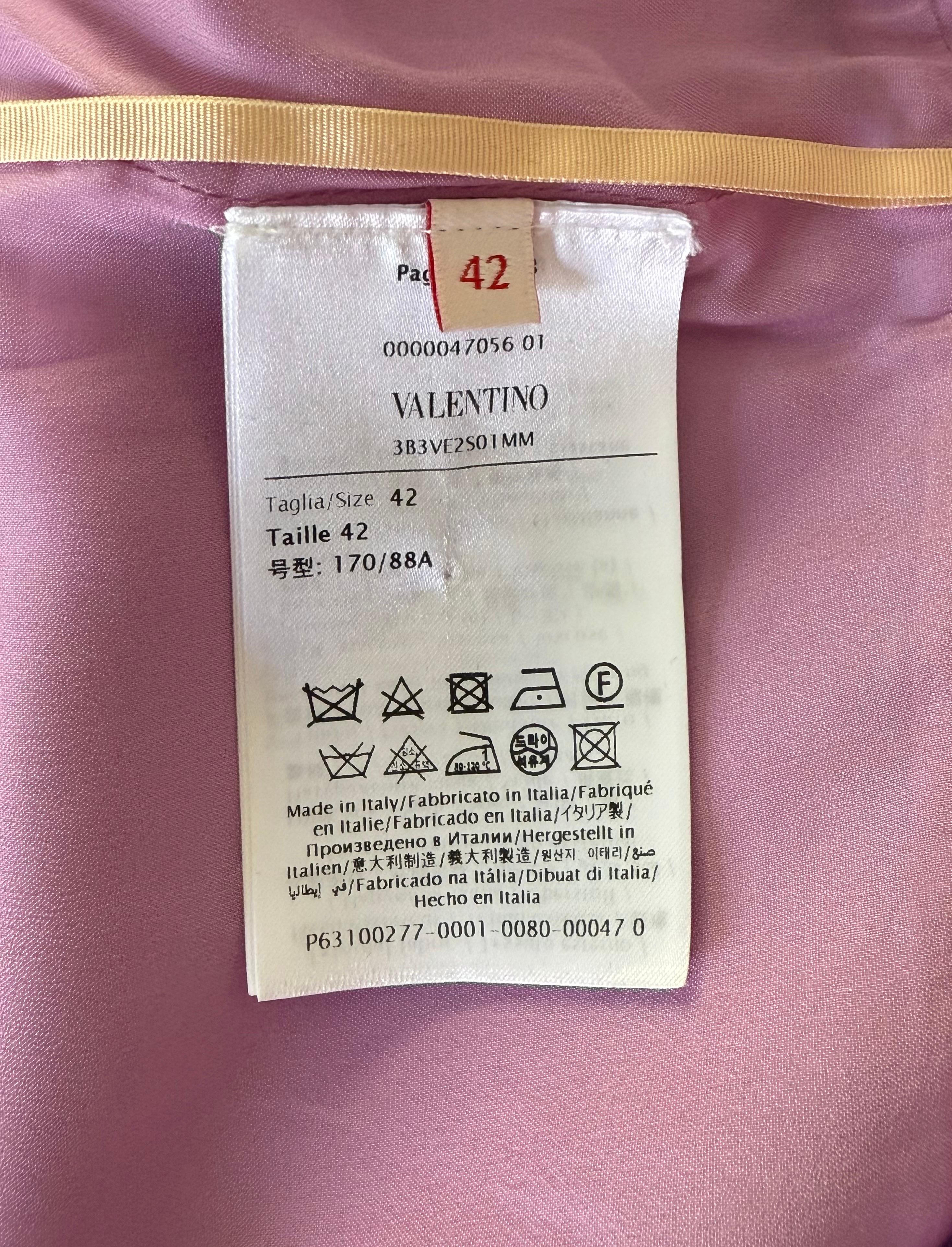 Valentino Garavani - Tuta a gamba larga in seta e lino con bordi di piume color lilla in vendita 9