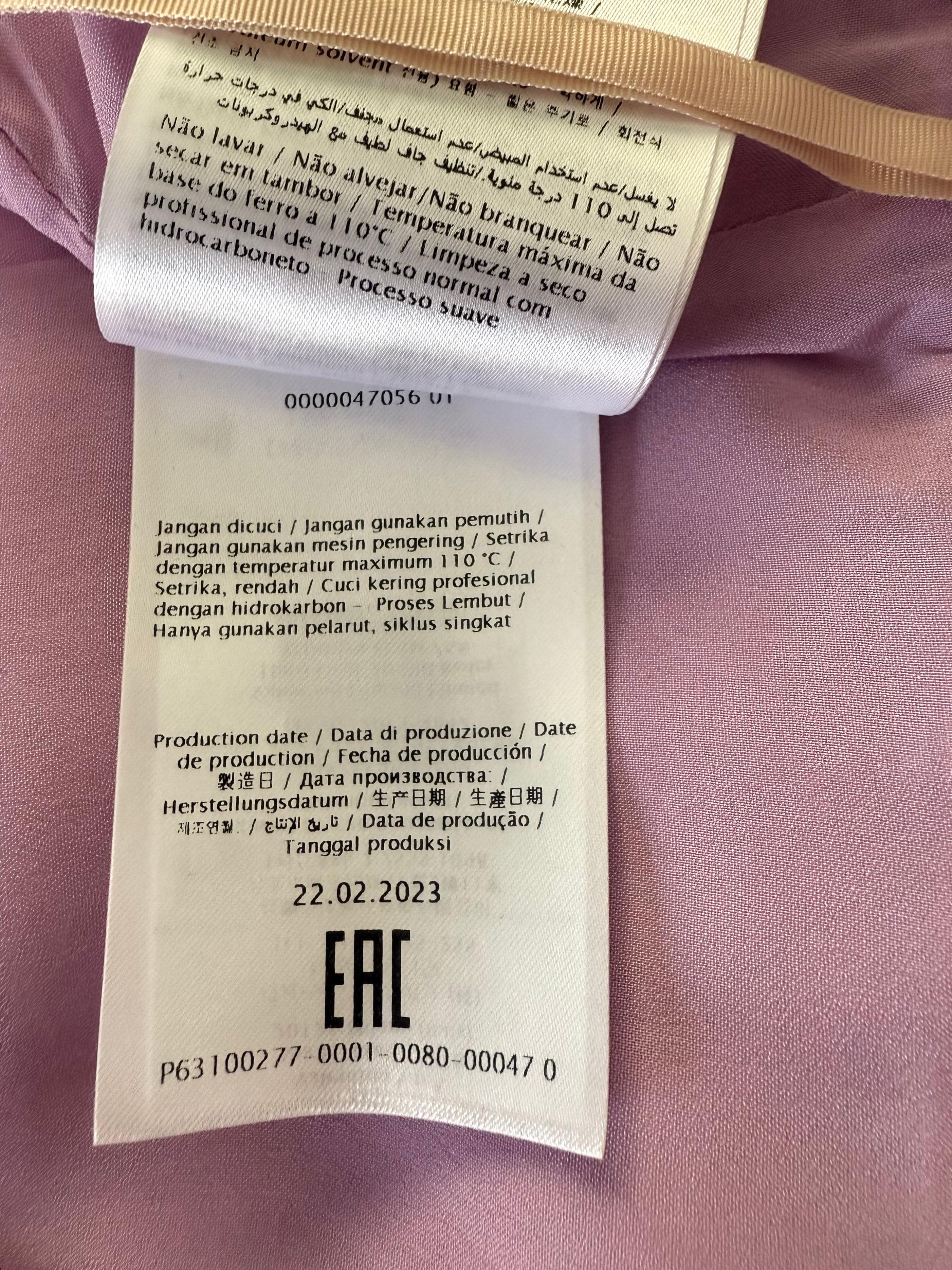 Valentino Garavani - Tuta a gamba larga in seta e lino con bordi di piume color lilla in vendita 11