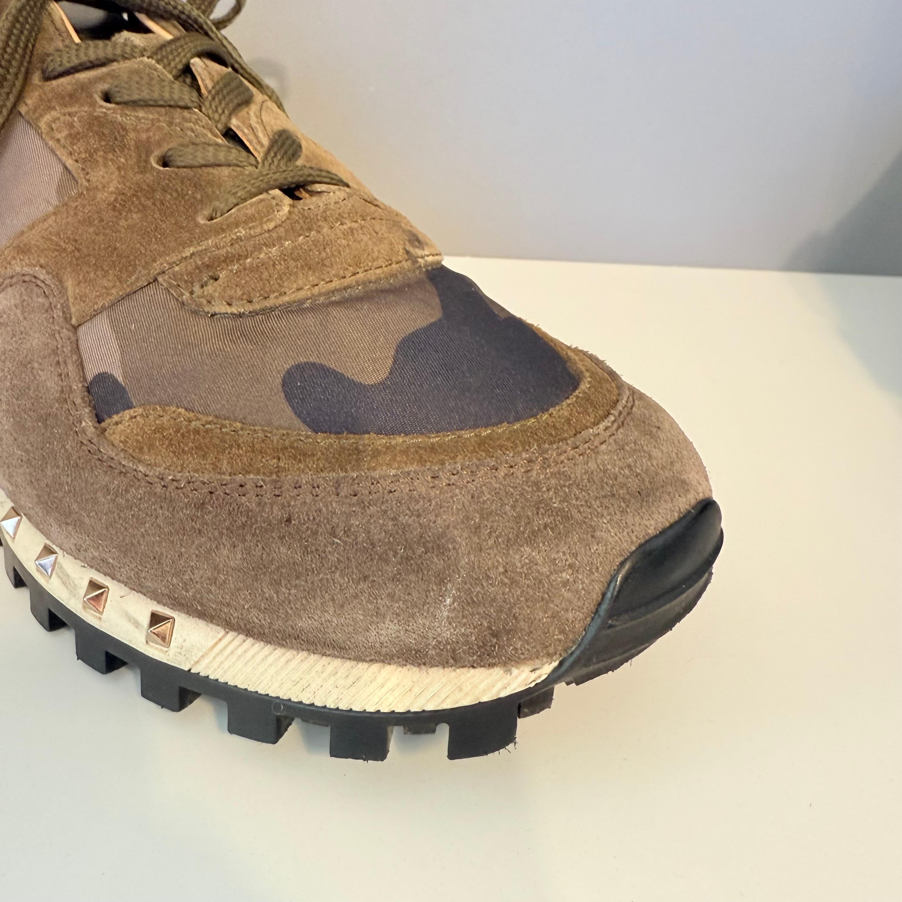 Marrone Valentino Garavani Uomo Rockrunner Camouflage Sneakers IT 44 in vendita