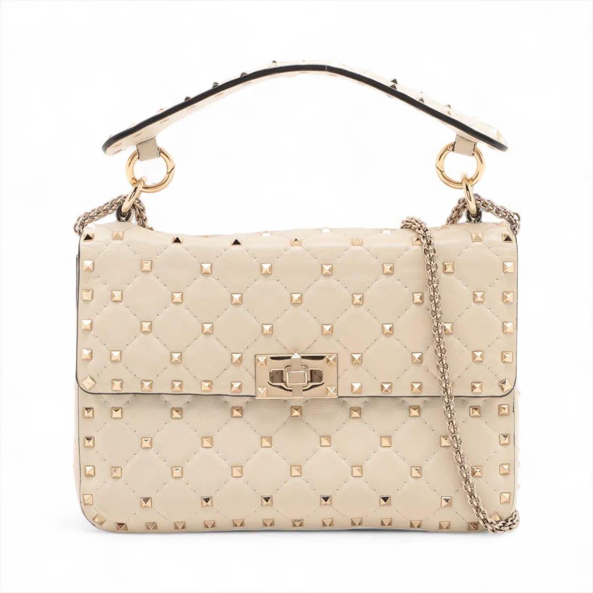 Die Valentino Garavani Matelassé Rockstud Leather Two-Way Chain Shoulder Bag in Beige ist die perfekte Kombination aus modernem Design und vielseitiger Eleganz. Die Tasche ist aus luxuriösem, gestepptem, beigefarbenem Matelassé-Leder gefertigt und