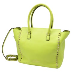 Borsa tote Rockstud media con doppio manico di Valentino Garavani in pelle giallo neon