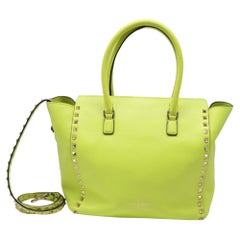 Borsa tote Rockstud media con doppio manico di Valentino Garavani in pelle giallo neon