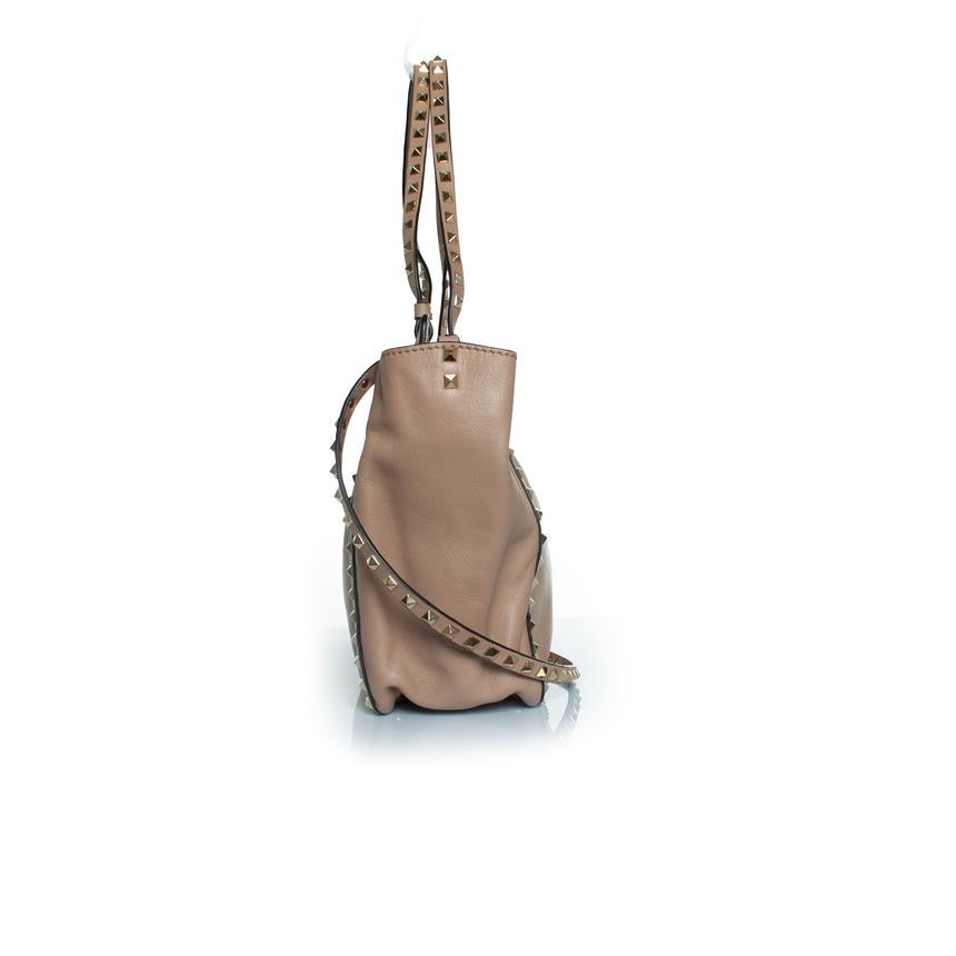 Marron Valentino Garavani, Medium rockstud leather tote en vente