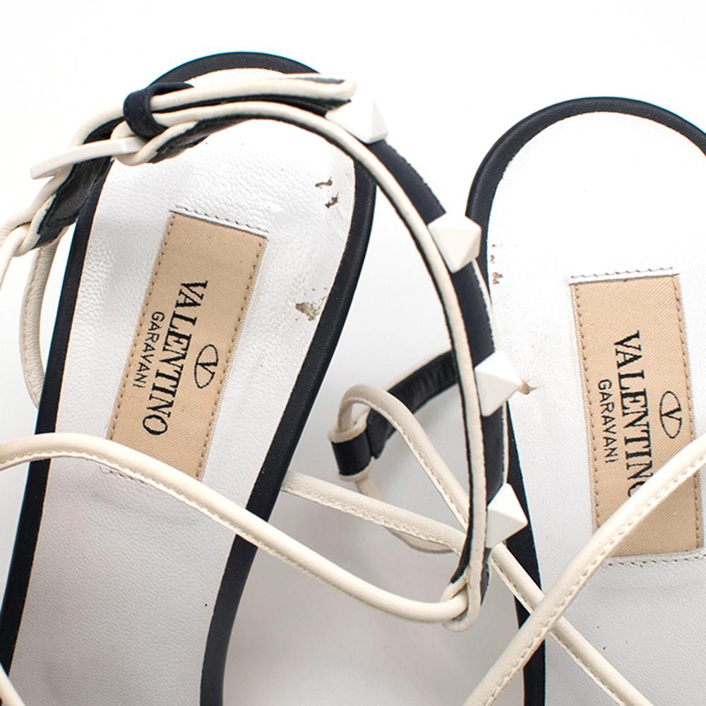Valentino Garavani Navy & White Free Rockstud Sandals	SIZE 39 In Good Condition In London, GB
