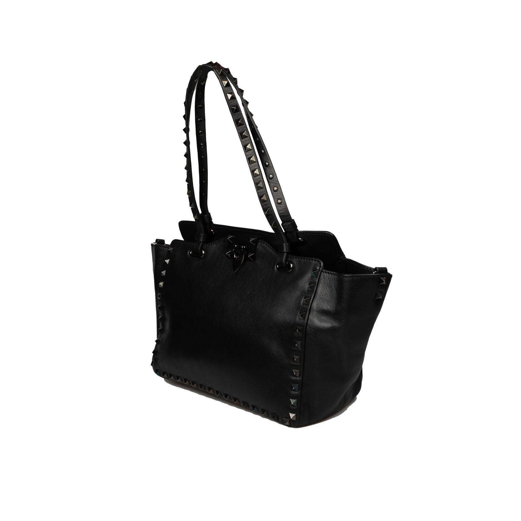 CONDITION: B: Very good condition with signs of use, visual scratches.
PACKAGE: Shoulder Strap
SIZE: 27/19/11 cm; Handles 51 cm, Shoulder strap 100 cm.
BRAND: VALENTINO GARAVANI
MODEL: Noir Rockstud Small
Black color
Leather material
INSIDE COLOR: