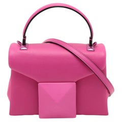 Valentino Garavani Eine Ohrstecker-Mini-Handtasche in Rosa