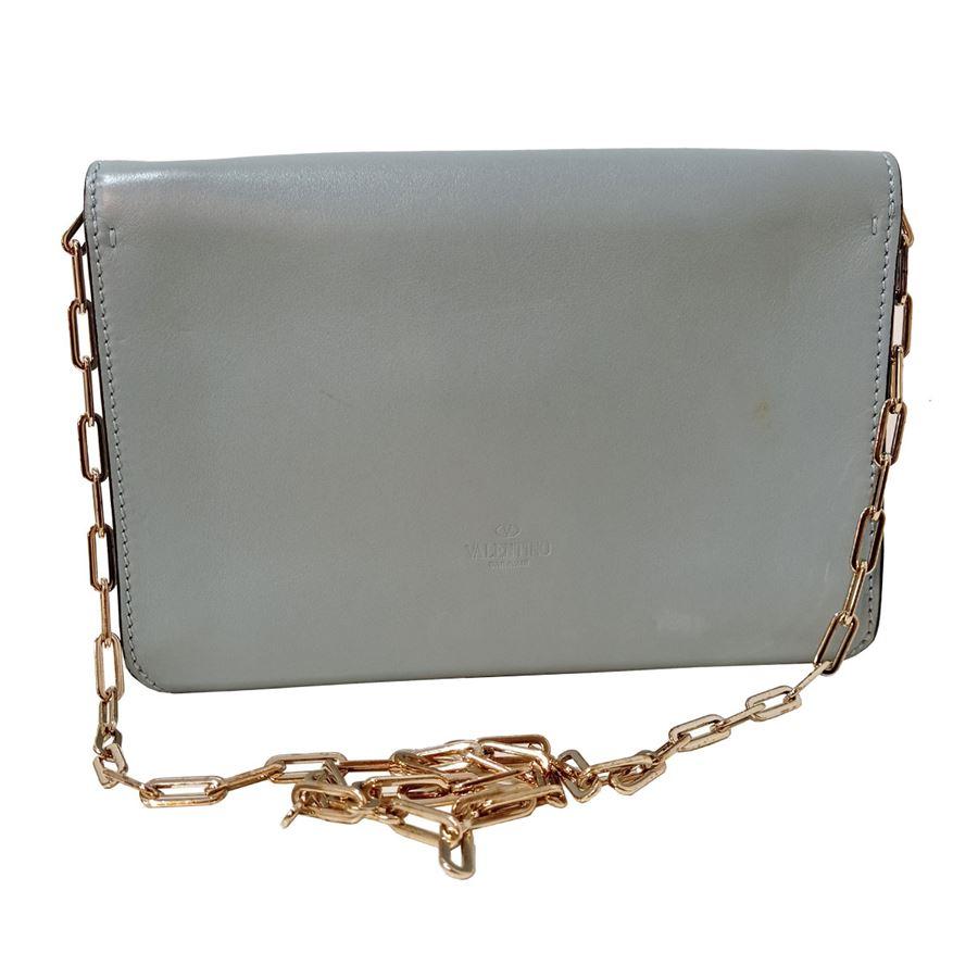 Beautiful Valentino pochette
Leather
Powder blue color
Opening with satin metal hook and automatic button
One internal pocket
With golden chain shoulder strap
Cm 26 x 18 (10,23 x 7,08 inches)
With dustbag
Worldwide express shipping included in the