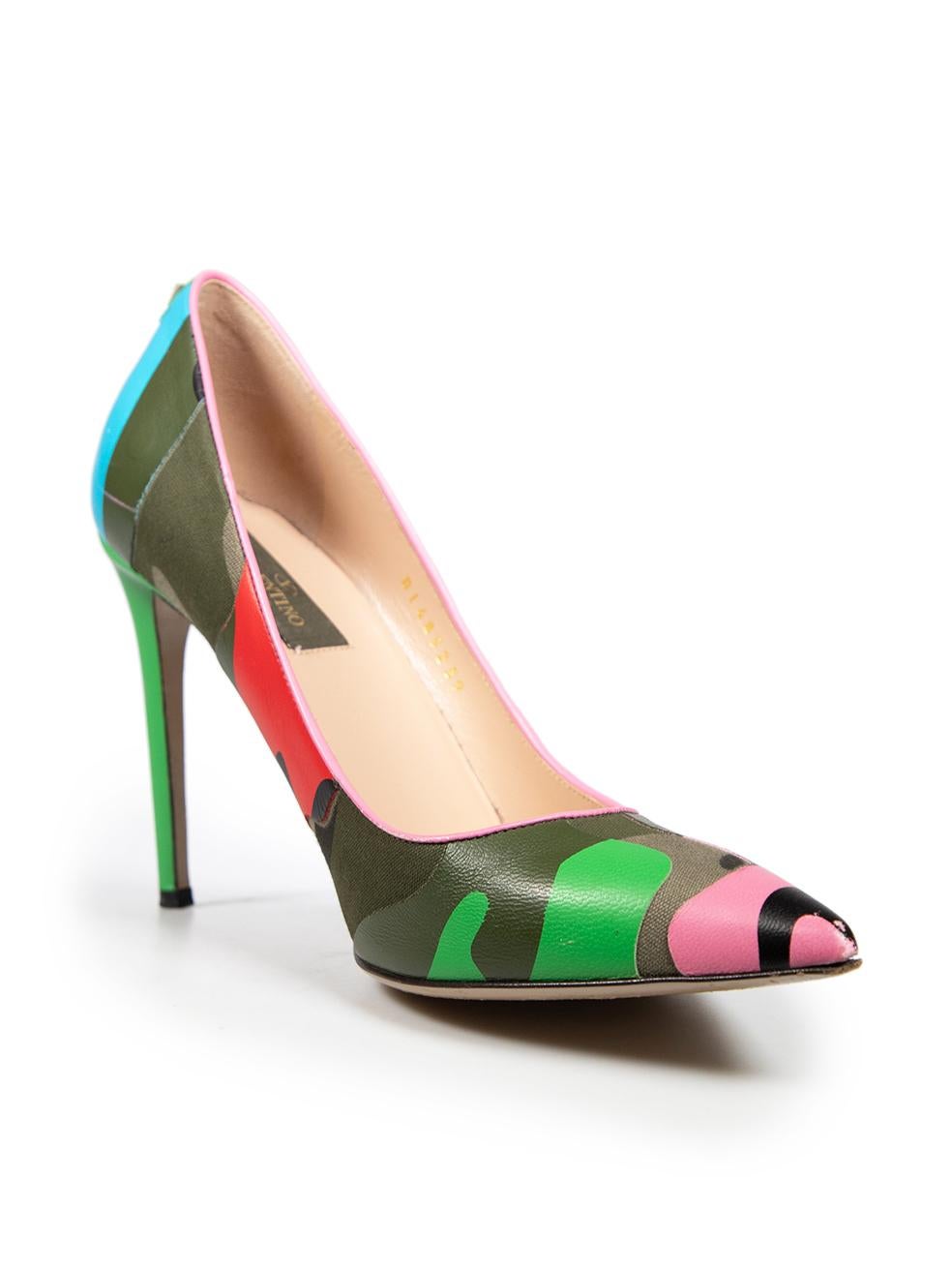 CONDITION is Very good. Minimal wear to the pumps is evident. Minimal wear to the tips, back and the left side of the left shoe the shoe on this used Valentino Garavani designer resale item.
 
 
 
 Details
 
 
 Multicolour
 
 Leather and cloth
 
