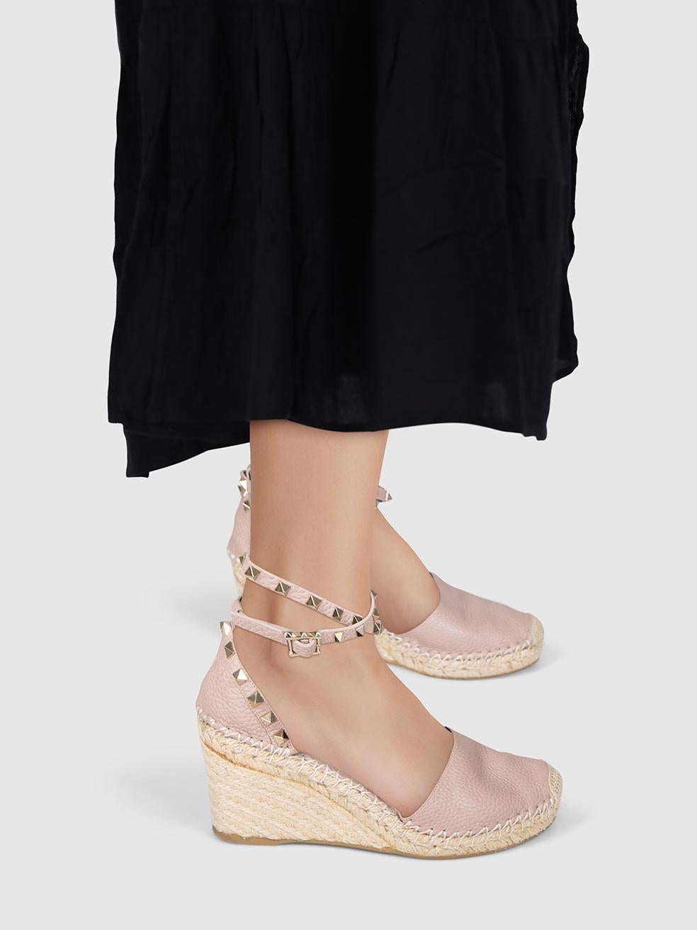 L'ÉTAT est bon. Une usure mineure des sandales est évidente. Légers signes d'usure de la toile sur les deux chaussures, notamment à l'arrière où l'on peut voir des traces de colle sur cet article de revente de designer Valentino Garavani