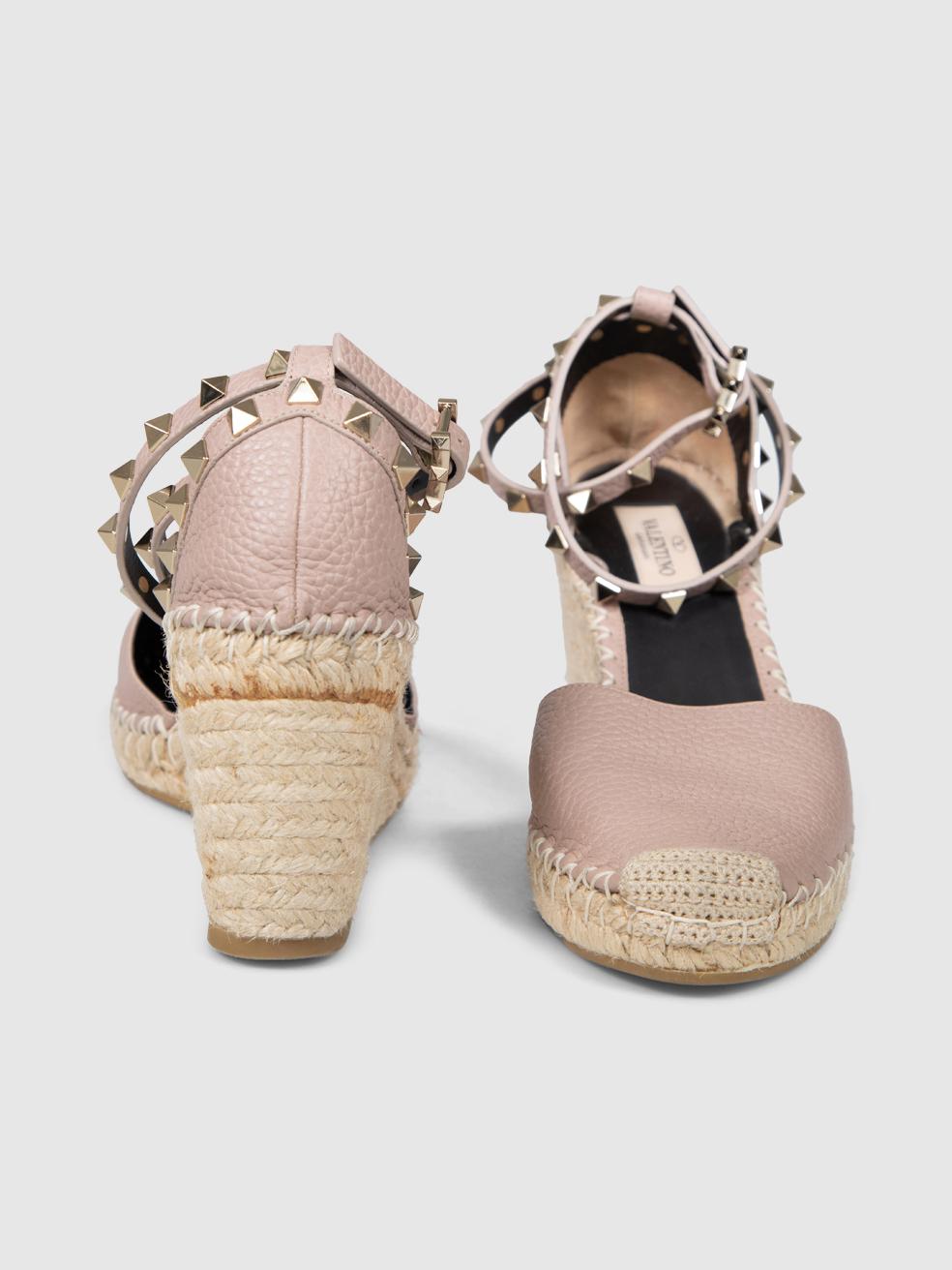 Beige Valentino Garavani Chaussures à talons compensés Rockstud en cuir violet Taille IT 37 en vente