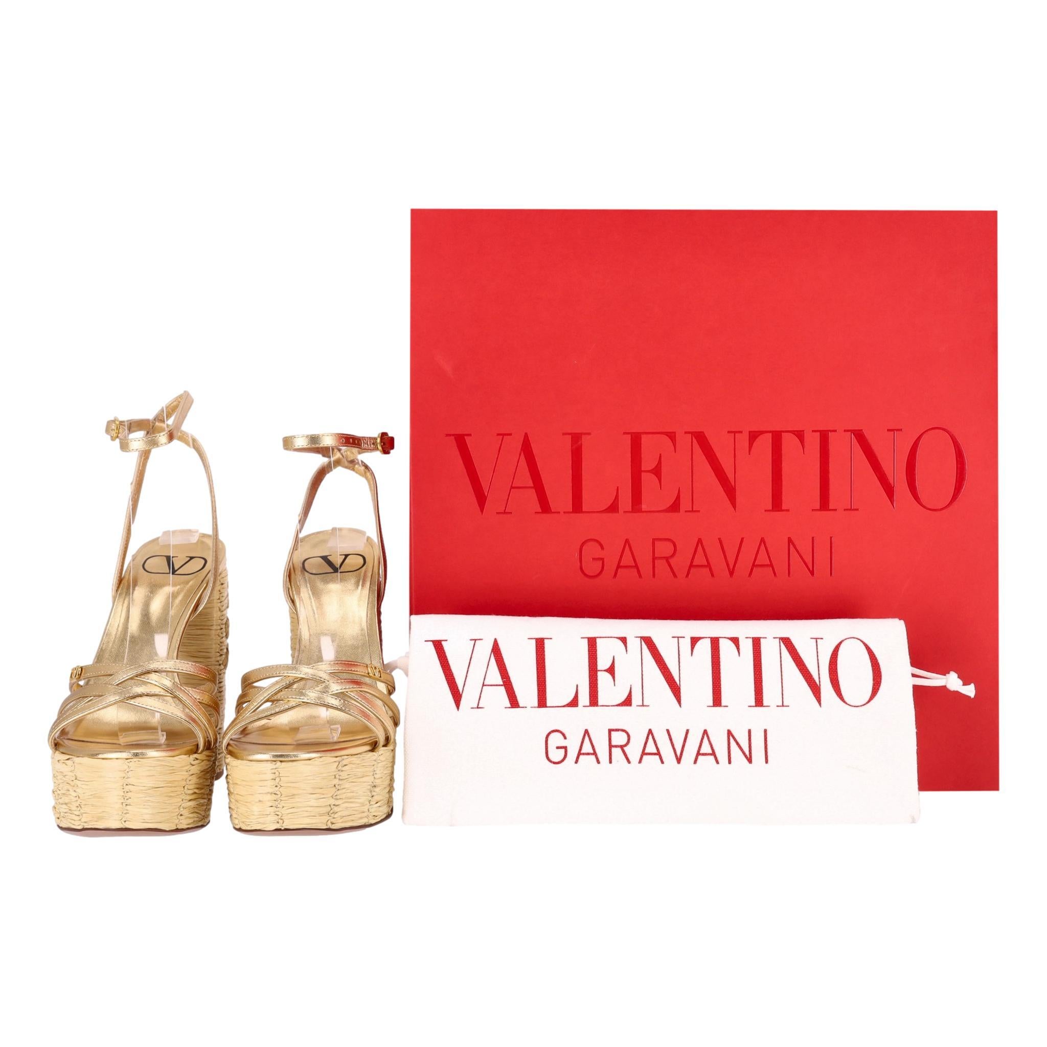 Valentino Garavani Raflower Raffia-Trimmed Leather Platform Sandals

Gold sandals crafted from metallic leather with raffia covered platform and high block heel.

Featuring strappy design to the vamp and buckled ankle strap.

Rrp Approx. £960

Size