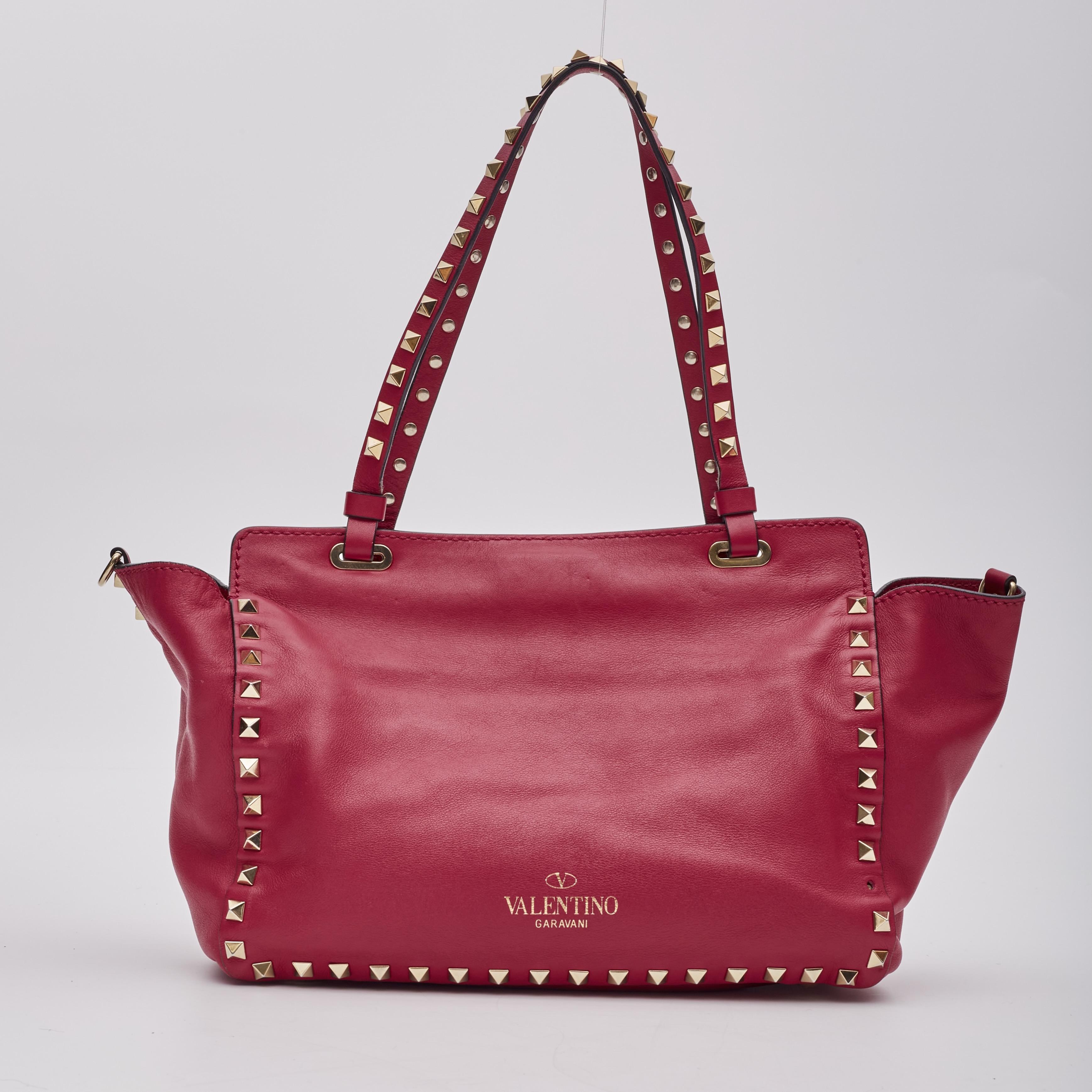 Valentino Garavani Red Leather Rockstud Shoulder Bag In Good Condition In Montreal, Quebec