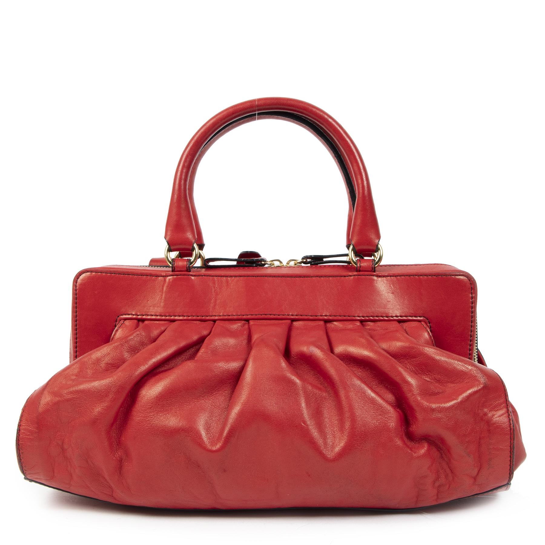 Very good condition

Valentino Garavani Red Petale RoseTop Handle Bag

Give your closet a touch of red passion with this Valentino Garavani bag. The top handle bag is crafted in red leather and features pleated leather details and elegant roses on