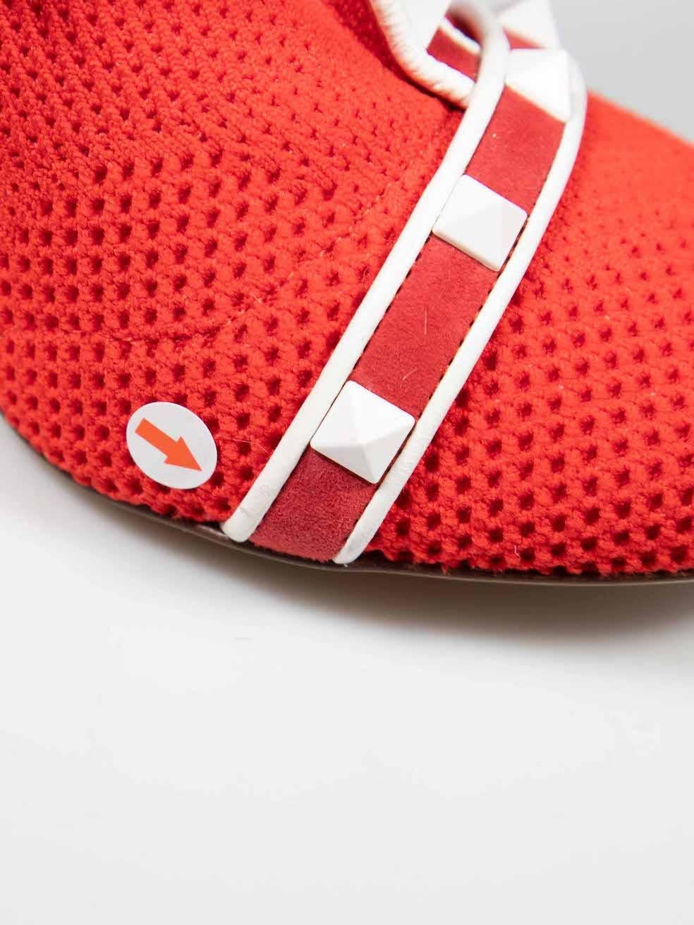 Valentino Garavani Rote Body-Tech-Strickstiefeletten mit Nieten Größe IT 38 im Angebot 1