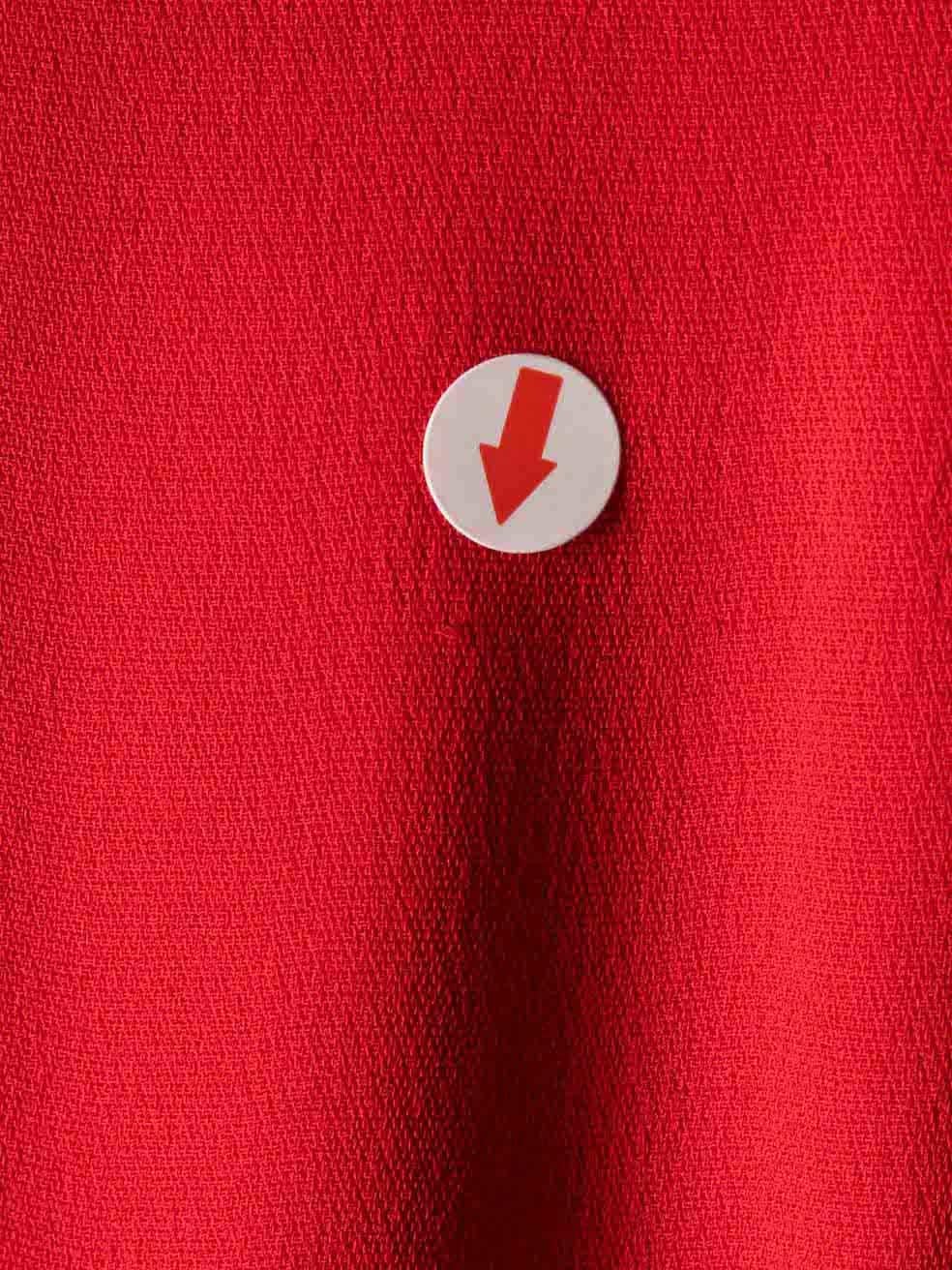 Valentino Garavani Robe cape sans manches en soie rouge, taille M en vente 2