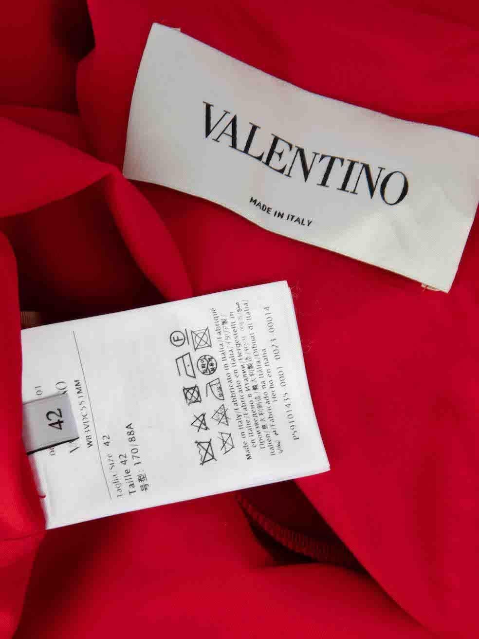 Valentino Garavani Robe cape sans manches en soie rouge, taille M en vente 3