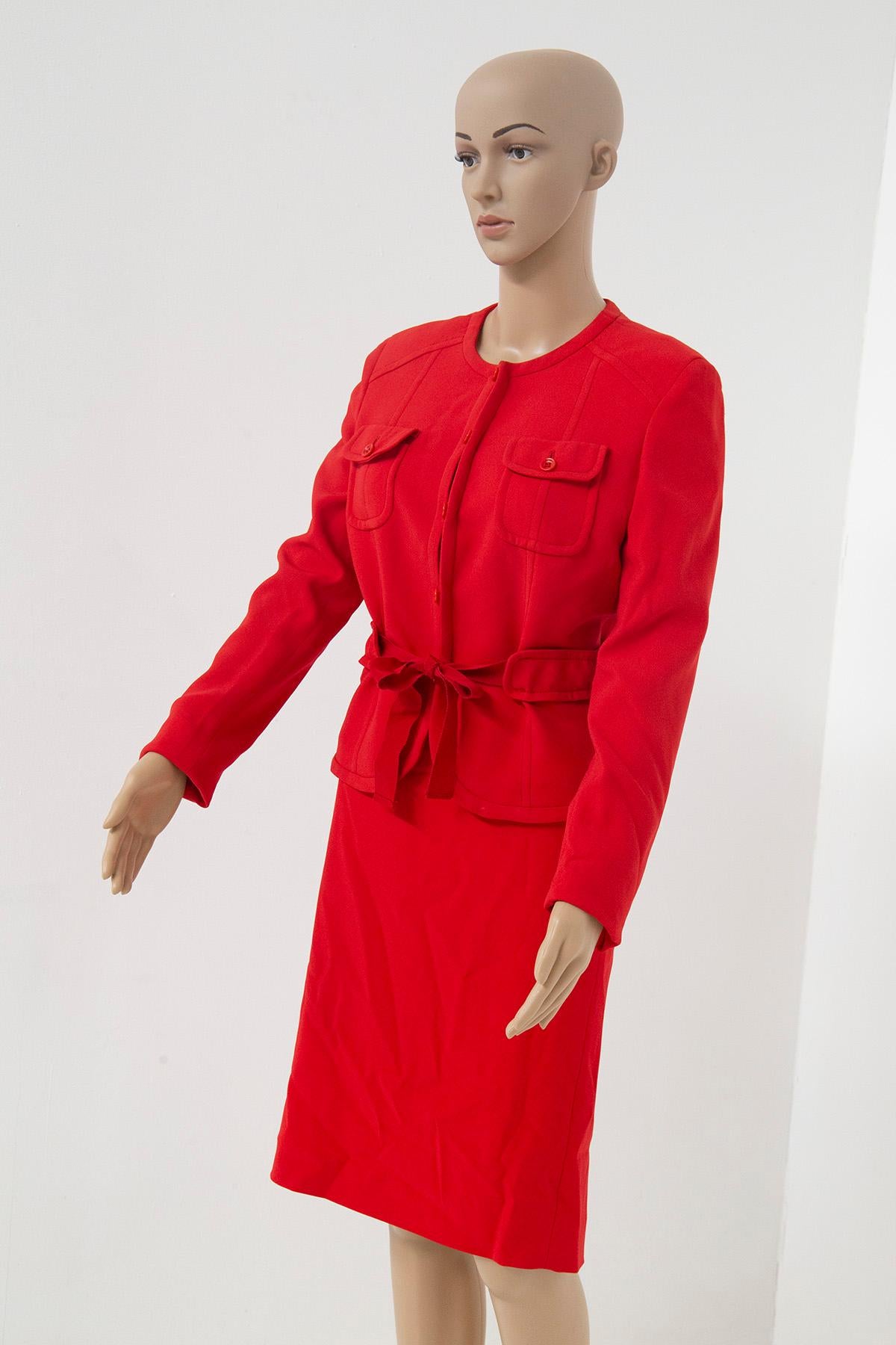 In der Welt der Vintage-Mode taucht ein wahres Meisterwerk auf: ein eleganter Valentino-Hosenanzug in der ikonischen Farbe Rot, ein Symbol für Leidenschaft und zeitlosen Reiz. Dieses Ensemble aus den 1990er Jahren ist ein Zeugnis für Valentinos