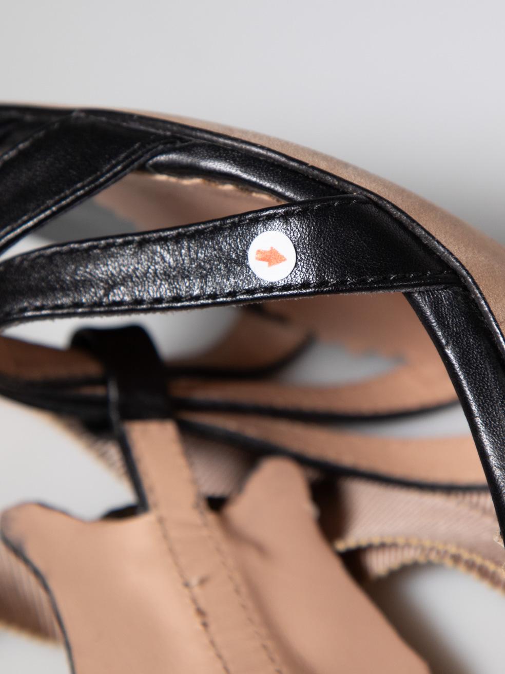 Valentino Garavani Sandalias con detalle de escarabajo en piel negra Valentino Rojo Talla IT 37 2