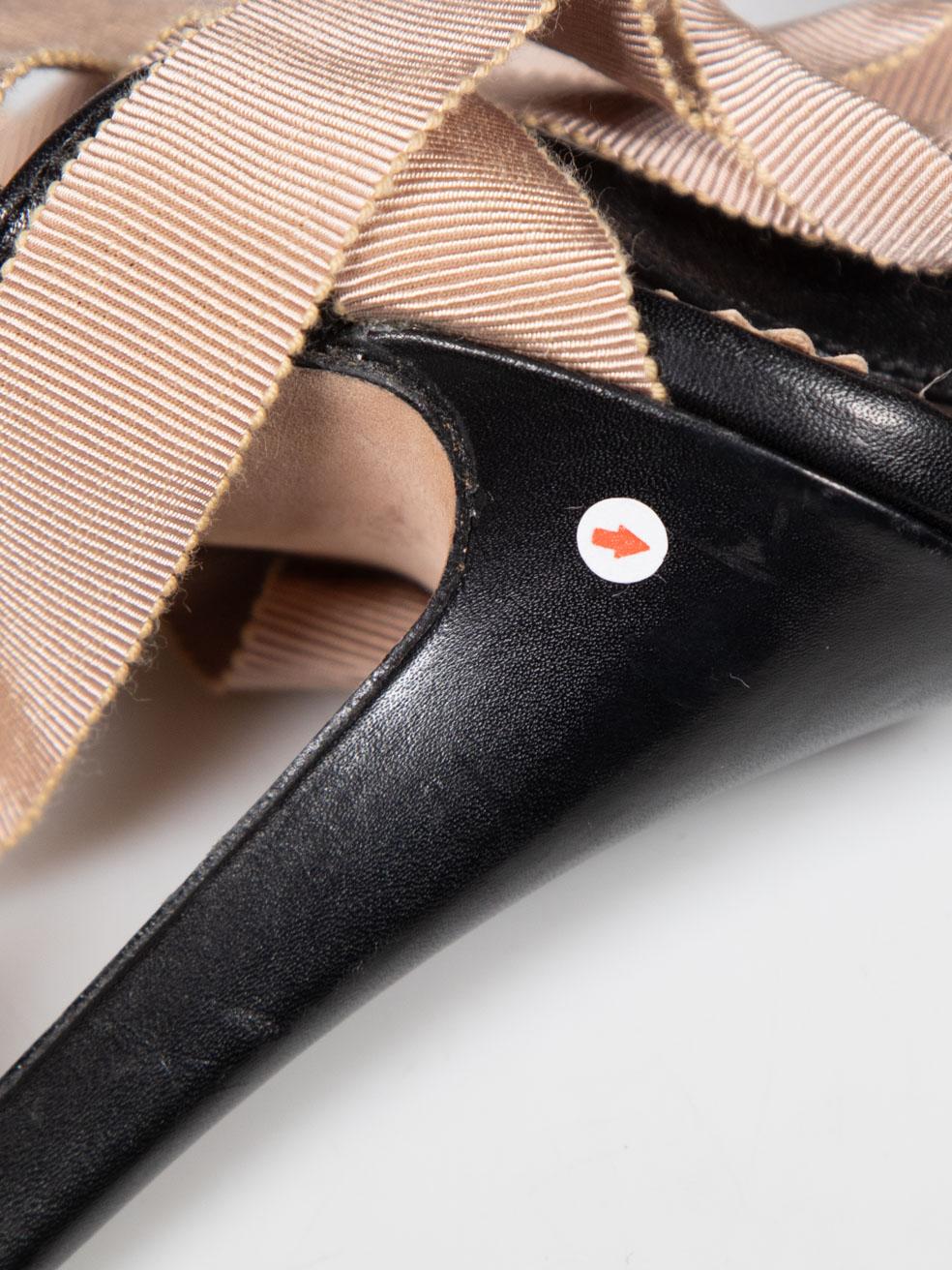 Valentino Garavani Sandalias con detalle de escarabajo en piel negra Valentino Rojo Talla IT 37 3