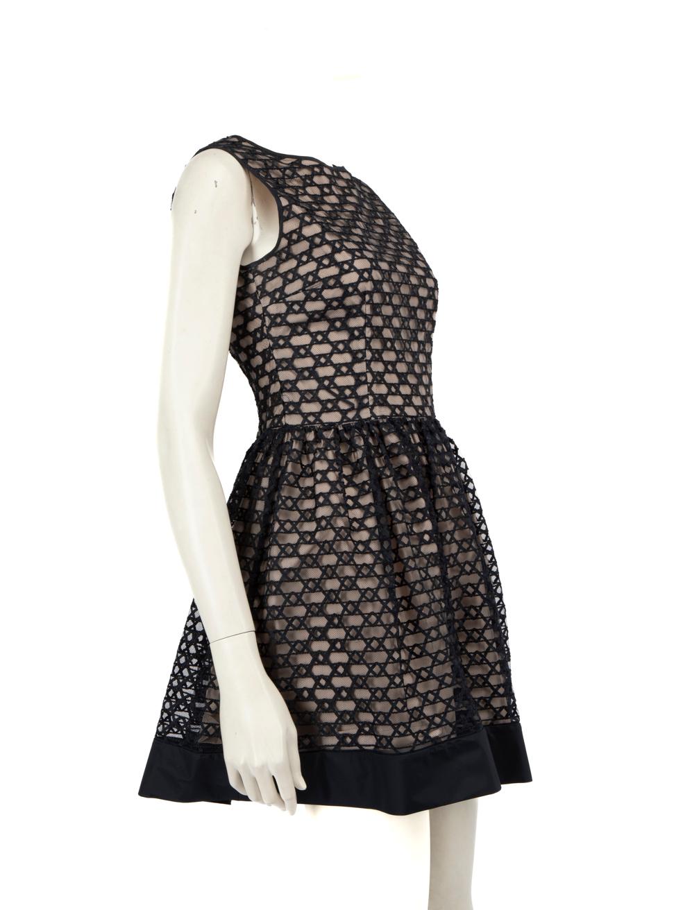 CONDIZIONE: molto buona. L'usura minima del vestito è evidente. Leggeri segni di scolorimento sulla fodera interna sul retro vicino alla cerniera di questo articolo usato di rivendita di Valentino.
 
 Dettagli
 
 
 Nero
 
 Poliestere
 
 Abito
 
