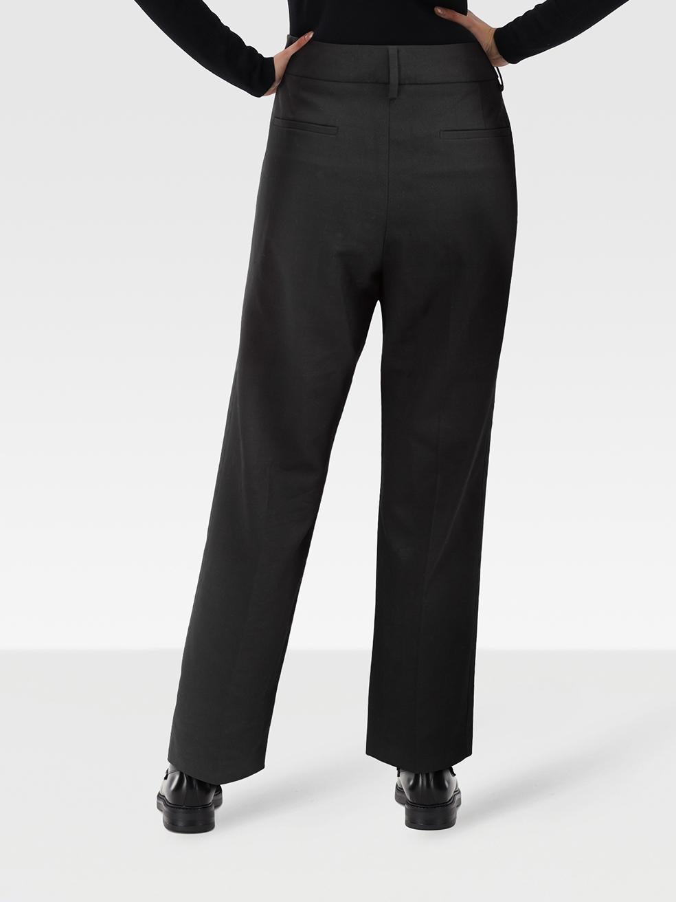 L'ÉTAT est bon. Les pantalons sont légèrement usés. Légers signes d'usure à l'avant de la jambe gauche avec une déchirure au niveau du tissage. Décoloration sur le poignet gauche et l'arrière de la jambe gauche avec décoloration sur cet article de